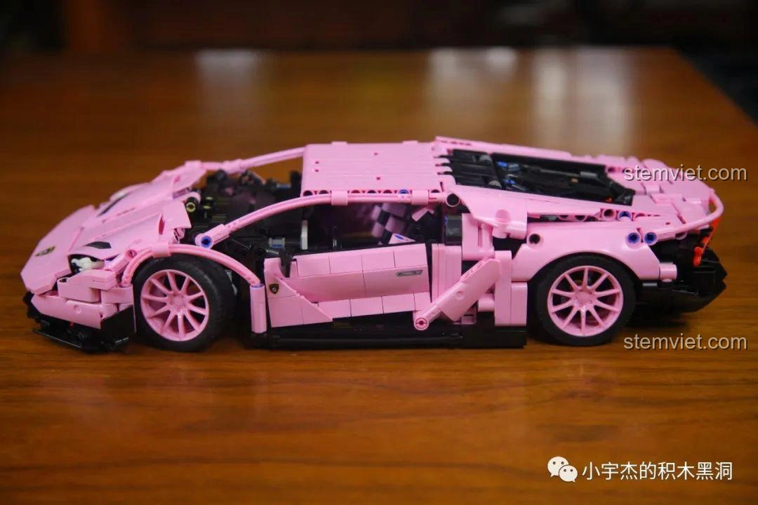 Ảnh quảng cáo bộ lắp ráp Cada 8305 BMW E30, một mẫu xe cổ điển khác từ dòng sản phẩm Technic.