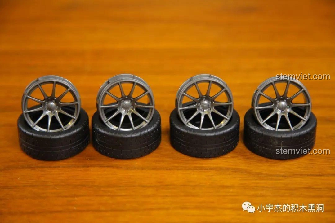 Mô hình đồ chơi lắp ráp Cada 8602 McLaren P1 hoàn chỉnh, nhìn từ góc nghiêng, thể hiện đường nét khí động học.