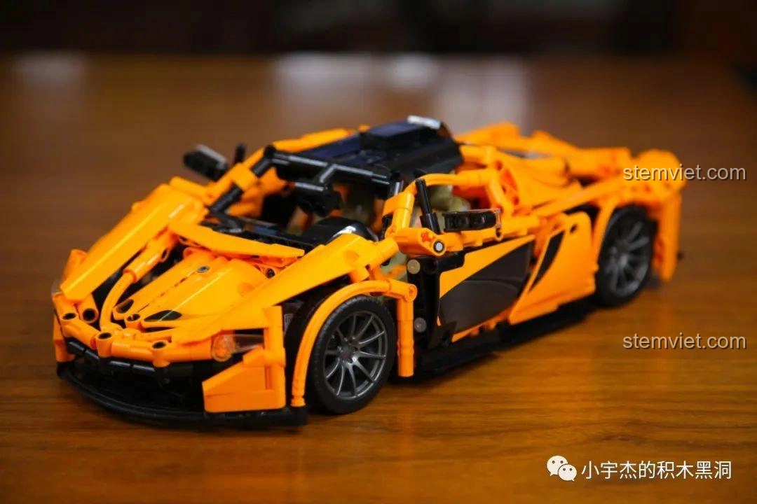 Mô hình Cada 8602 McLaren P1 hoàn chỉnh nhìn từ góc trước nghiêng, tôn lên vẻ mạnh mẽ và thể thao.