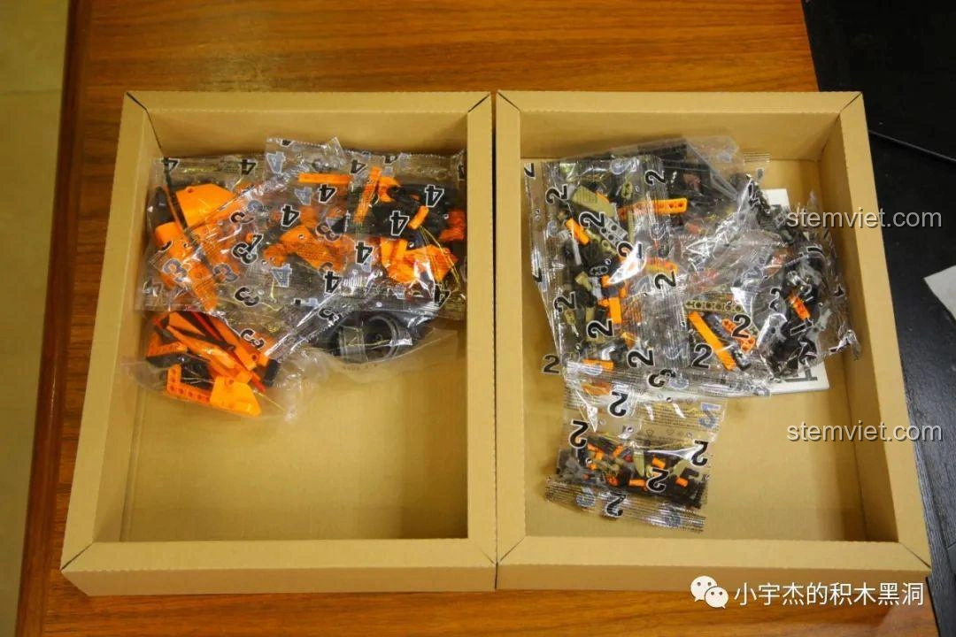 Bên trong hộp bộ lắp ráp Cada 8602 McLaren P1 với các túi mảnh ghép được phân loại theo bước.