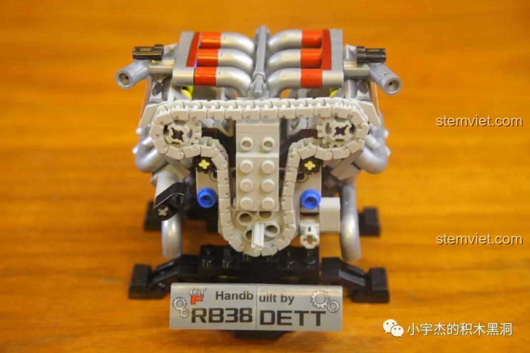 Chi tiết dây xích và bánh răng truyền động piston của mô hình động cơ Nissan GTR CaDA 8882, đồ chơi lắp ráp siêu xe GTR
