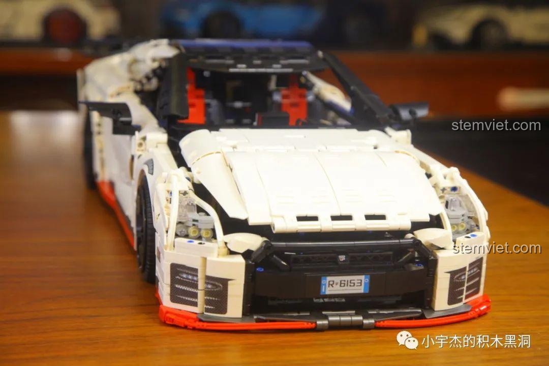 Mô hình Nissan GTR CaDA 8882 nhìn từ góc 3/4 phía trước, đồ chơi mô hình xe GTR