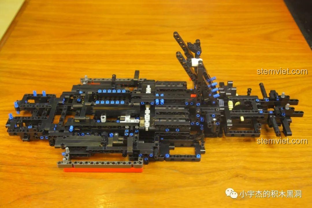 Khung gầm mô hình Nissan GTR CaDA 8882 với nhiều mảnh ghép được xếp chồng lên nhau, đồ chơi lắp ráp siêu xe GTR