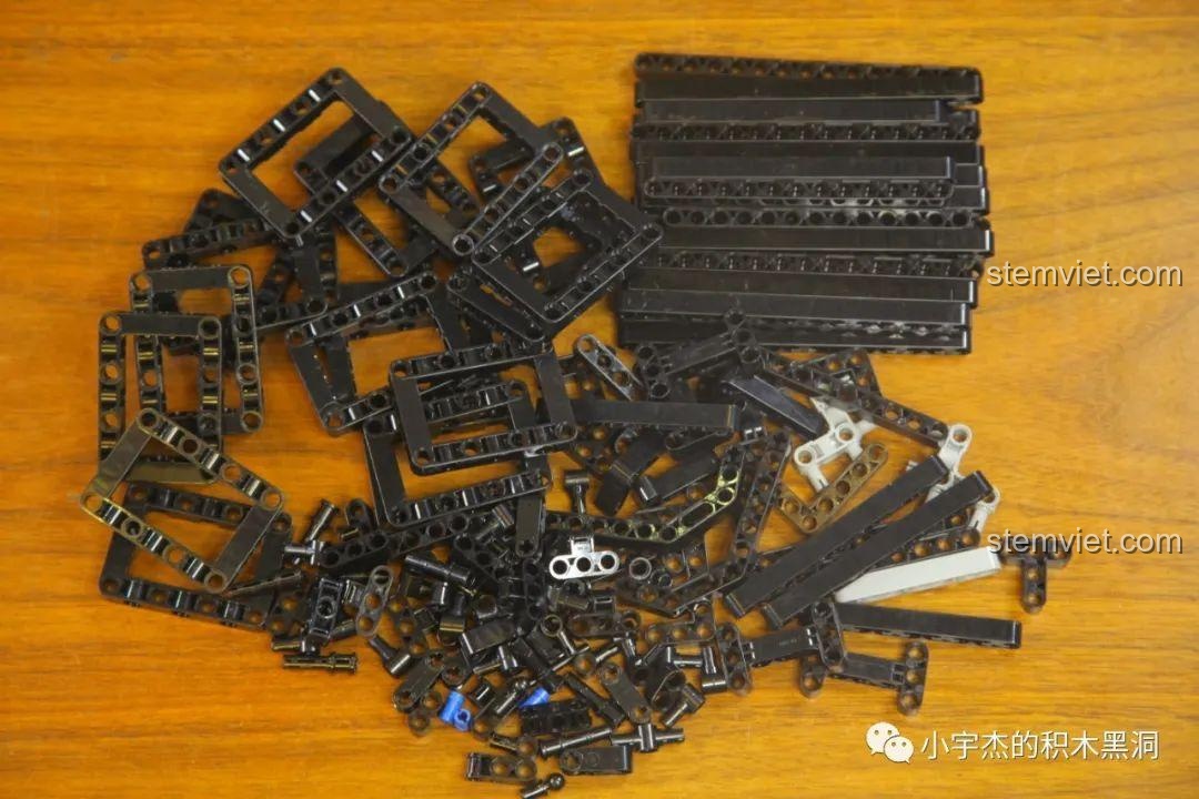 Nội dung túi mảnh ghép số 2, chủ yếu là các thanh kỹ thuật màu đen cho bộ lắp ghép Nissan GTR CaDA 8882, đồ chơi lắp ráp siêu xe GTR
