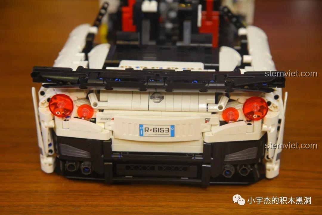 Phần thân xe phía sau của mô hình Nissan GTR CaDA 8882 đã được lắp ráp, đồ chơi lắp ráp siêu xe GTR