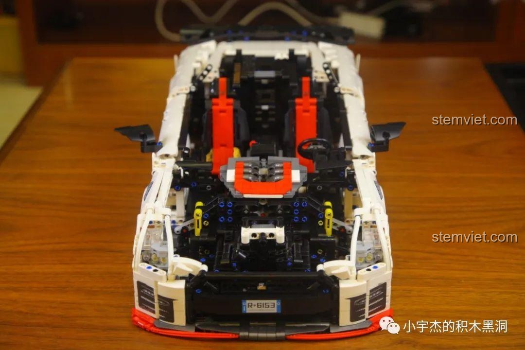 Mô hình Nissan GTR CaDA 8882 nhìn từ trên xuống, phần thân xe đã gần hoàn thiện, đồ chơi mô hình xe GTR