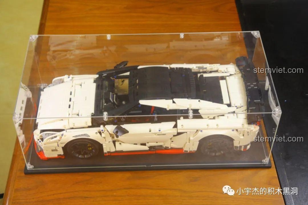 Mô hình Nissan GTR CaDA 8882 và mô hình động cơ RB38 DETT đặt cạnh nhau, đồ chơi lắp ráp siêu xe GTR