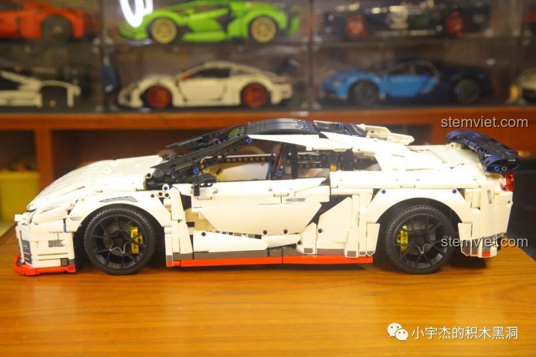 Mô hình Nissan GTR CaDA 8882 với bánh xe đã được gắn vào, đồ chơi lắp ráp siêu xe GTR
