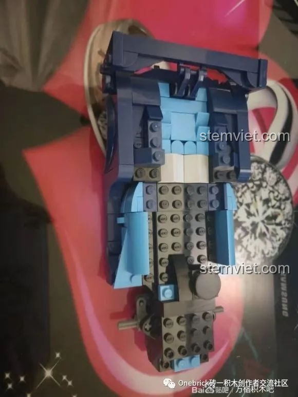 Toàn cảnh chiếc xe đua CaDA Blue Race Car C51073 đang trong quá trình hoàn thiện, với màu xanh chủ đạo nổi bật.