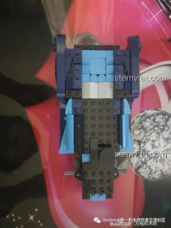 Cận cảnh phần khung xe CaDA Blue Race Car C51073 đang được lắp ráp, cho thấy sự tỉ mỉ trong từng chi tiết.