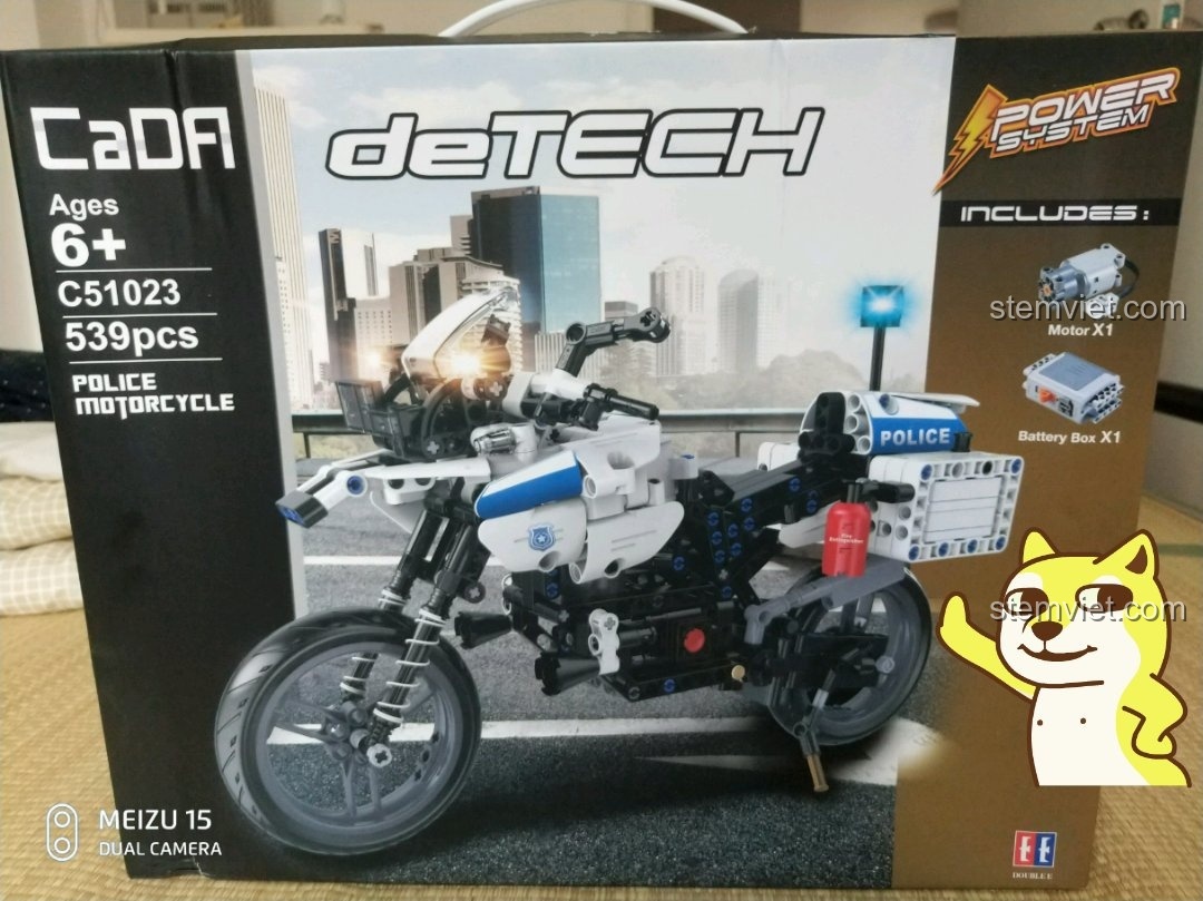 Hộp sản phẩm mô hình xe cảnh sát BMW C51023 của CaDA với hình ảnh xe và các thông số kỹ thuật.