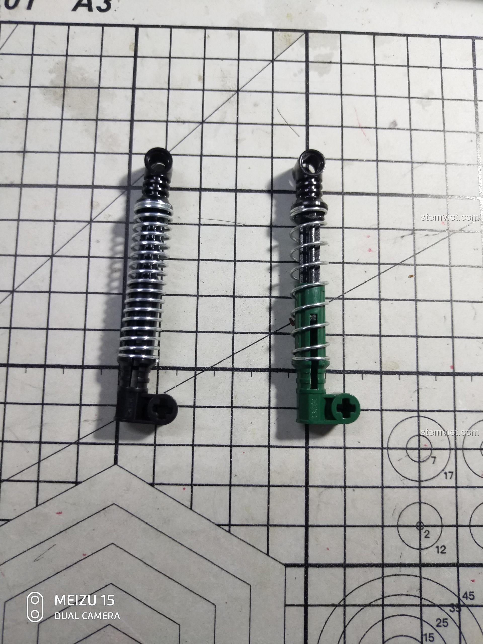 Mô hình xe cảnh sát BMW C51023 của CaDA sau khi dán sticker.