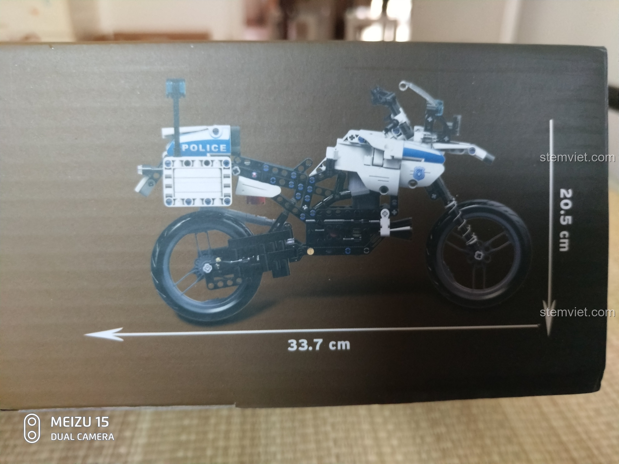 Kích thước hộp sản phẩm CaDA C51023 BMW Police Motorcycle, so sánh với LEGO Technic 42063.