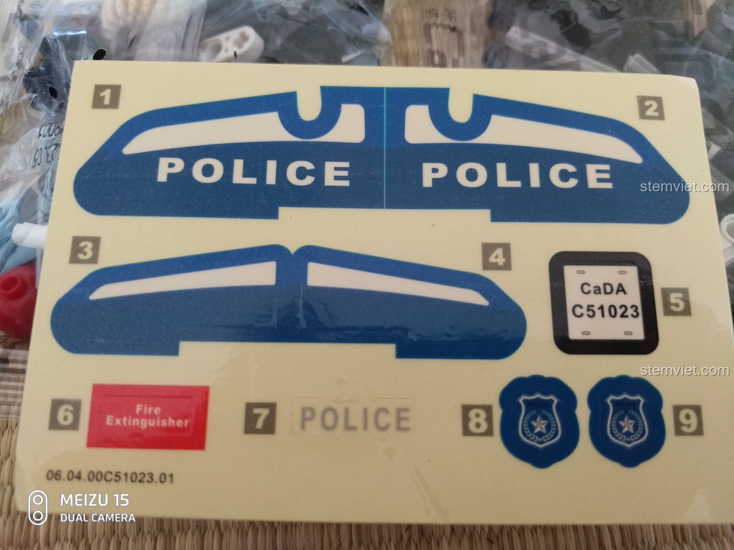 Chi tiết động cơ boxer đôi của bộ lắp ráp CaDA C51023 BMW Police Motorcycle.