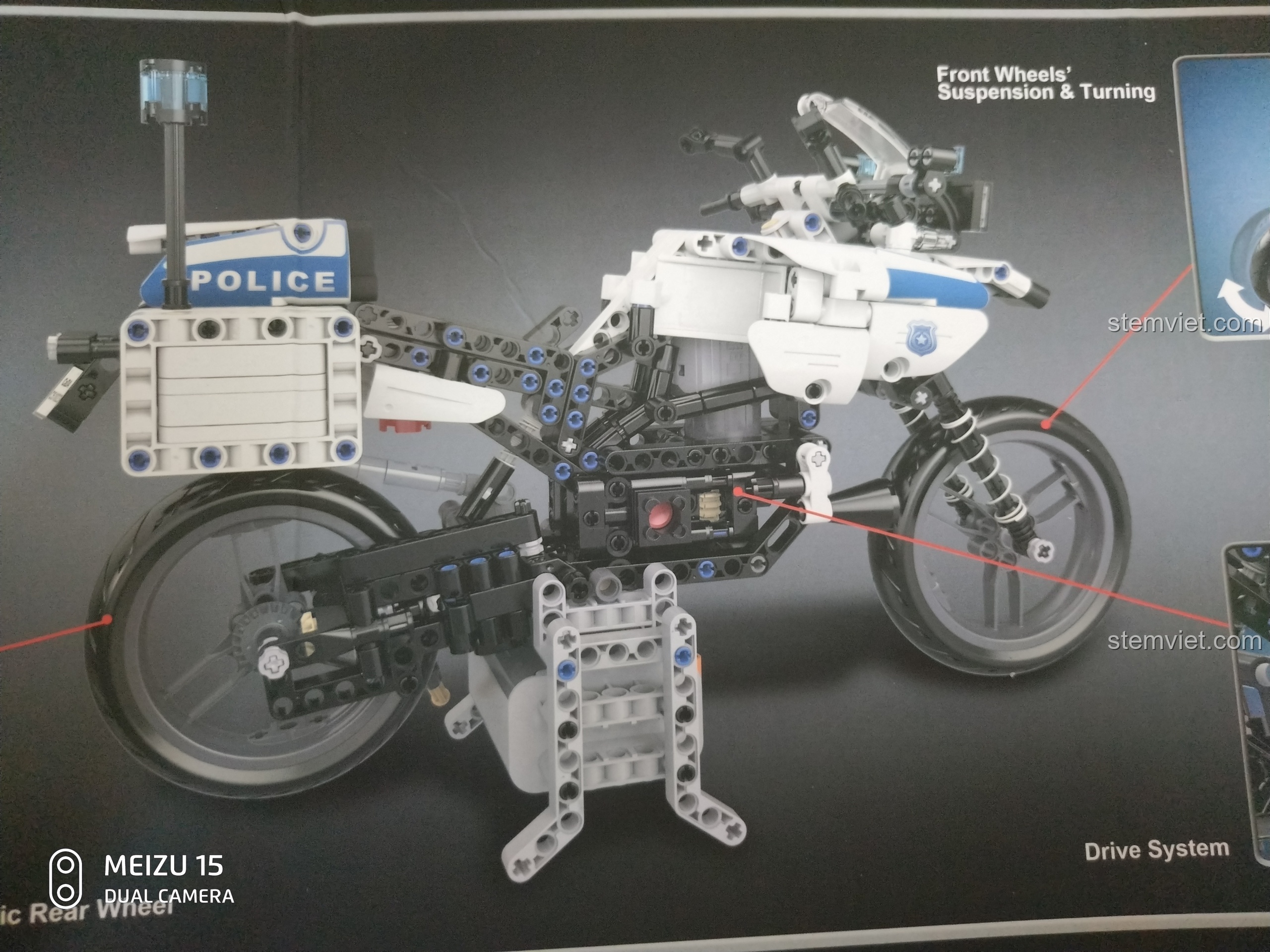 Các chi tiết trong suốt của bộ lắp ráp CaDA C51023 BMW Police Motorcycle.