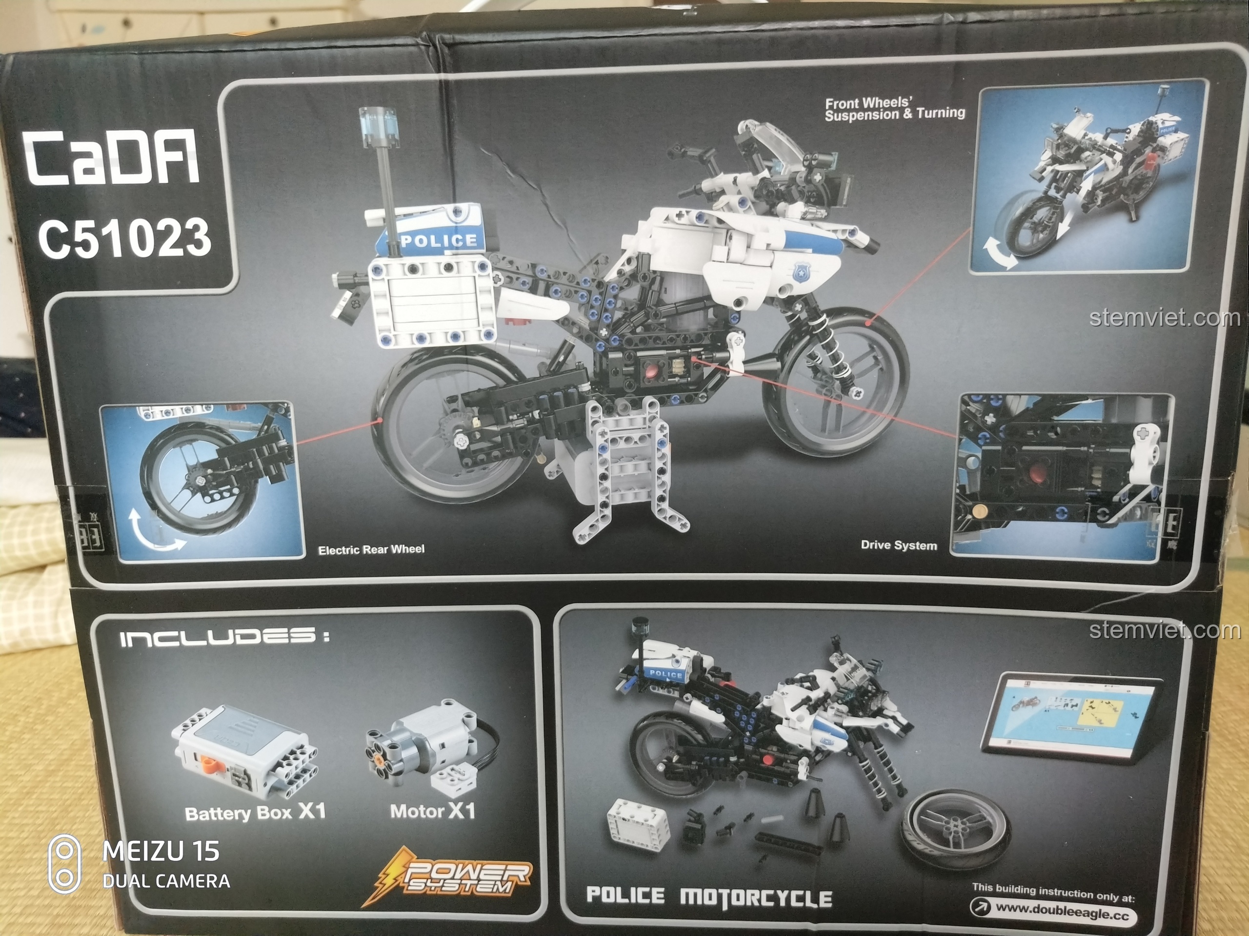 Các bộ phận bên trong hộp CaDA C51023 BMW Police Motorcycle, bao gồm chi tiết, sticker và bộ phận PF.