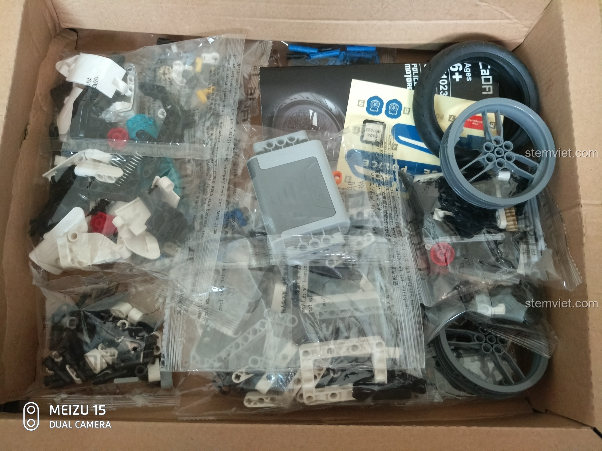 Chi tiết trục truyền động của bộ lắp ráp CaDA C51023 BMW Police Motorcycle.