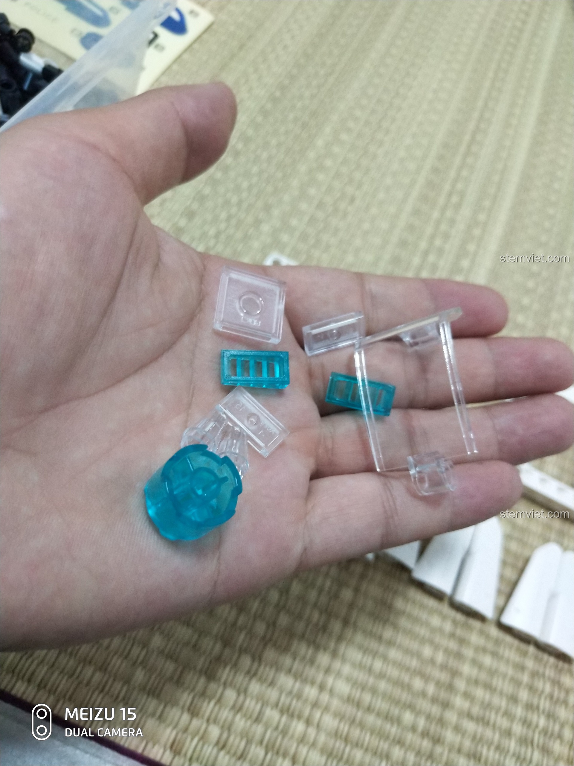 Kết nối động cơ và bánh sau bằng khớp nối vạn năng cho bộ CaDA C51023 BMW Police Motorcycle.