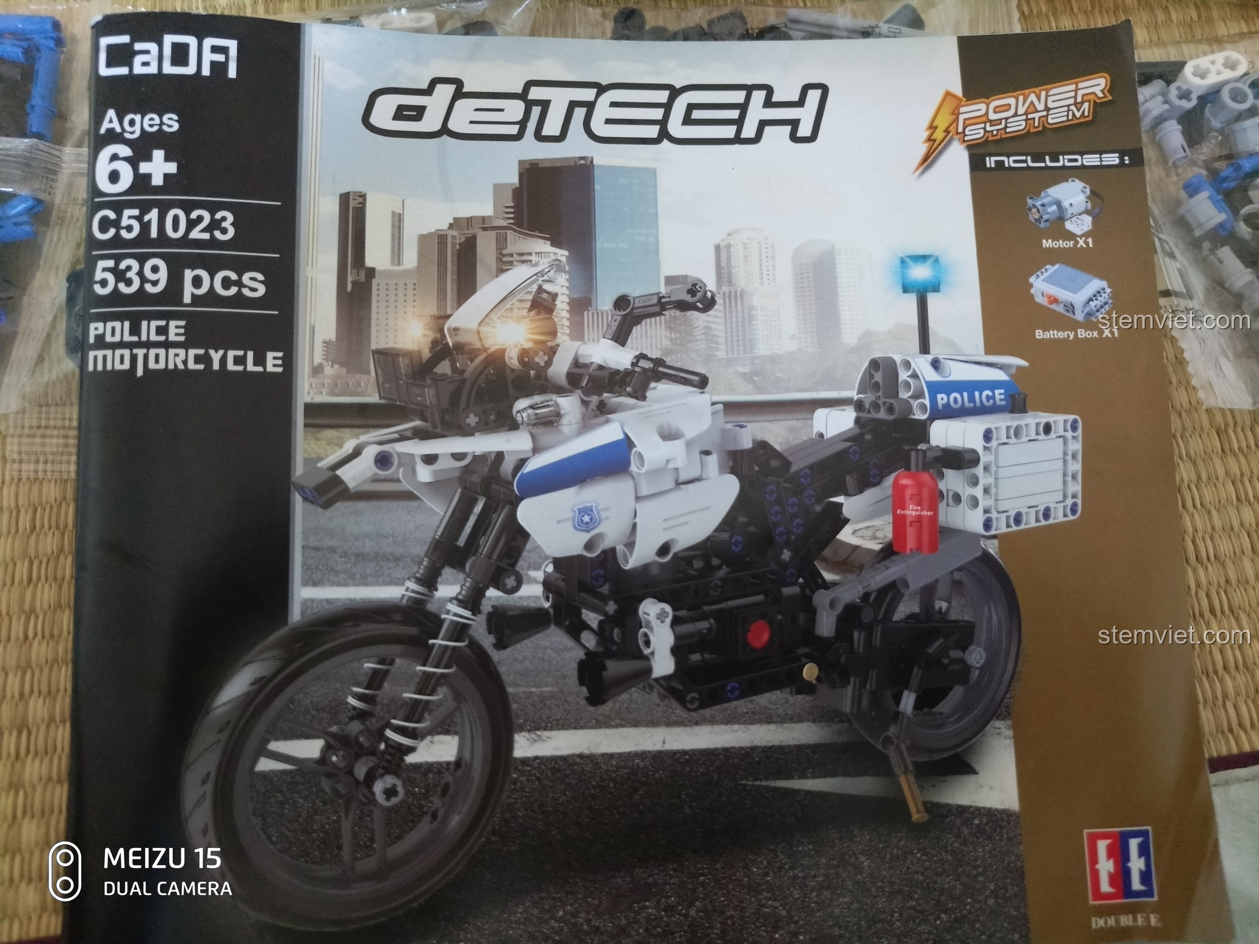 Chi tiết động cơ và hệ thống treo của bộ lắp ráp CaDA C51023 BMW Police Motorcycle.