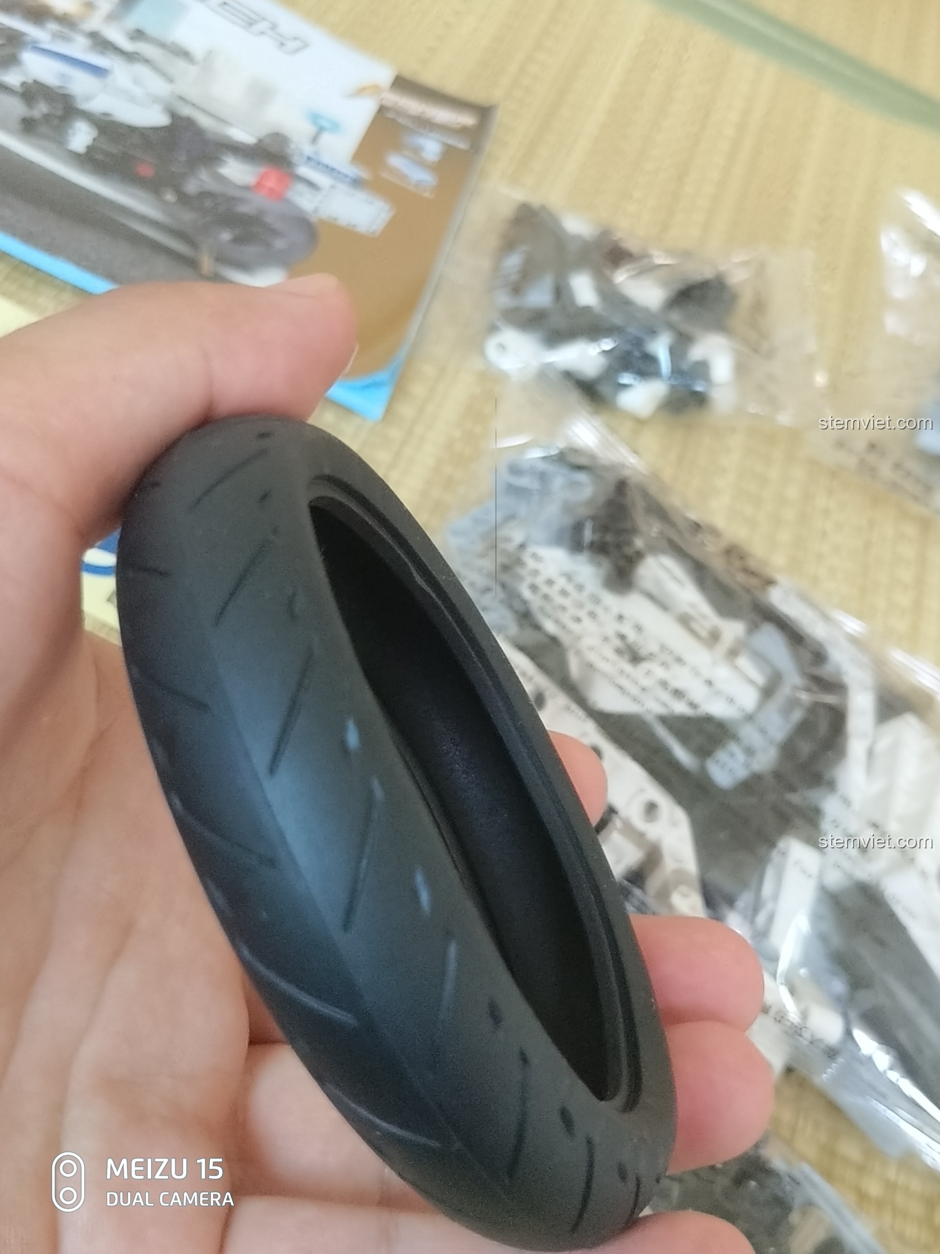 Chi tiết ống xả và động cơ L của bộ lắp ráp CaDA C51023 BMW Police Motorcycle.