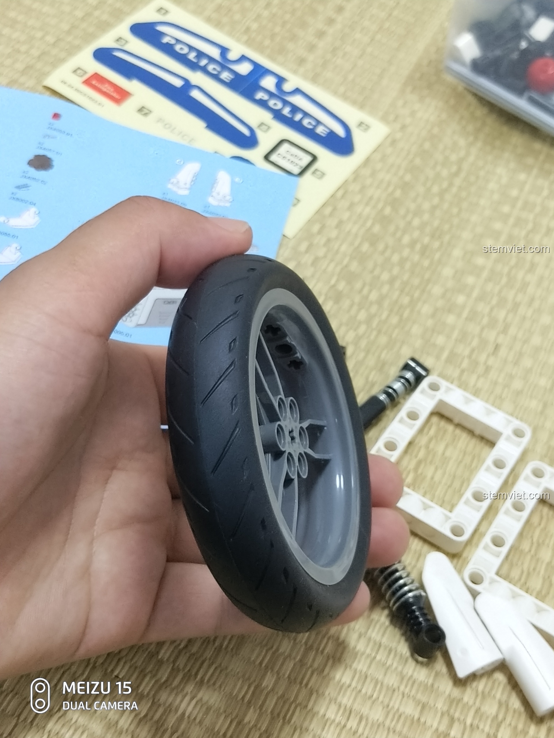 Giảm xóc trước với lò xo cứng của bộ lắp ráp CaDA C51023 BMW Police Motorcycle.