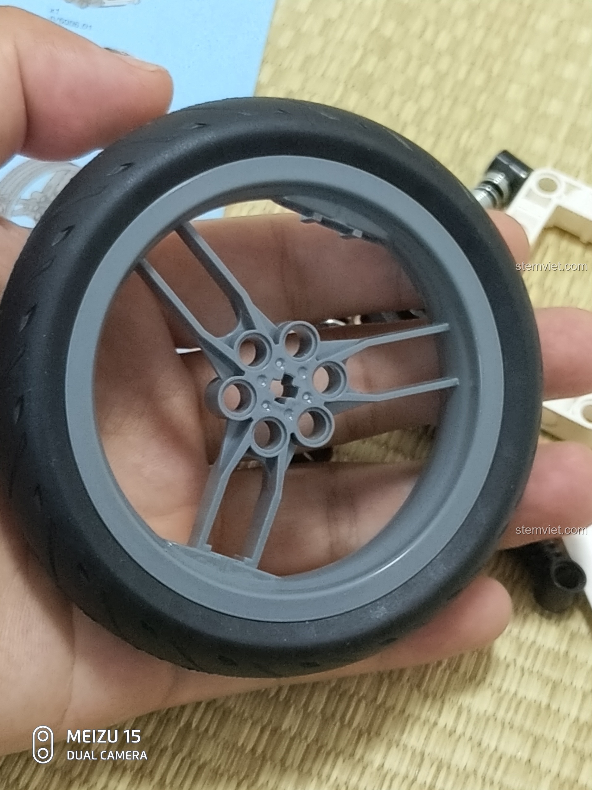 Lắp chân chống cho bộ lắp ráp CaDA C51023 BMW Police Motorcycle.