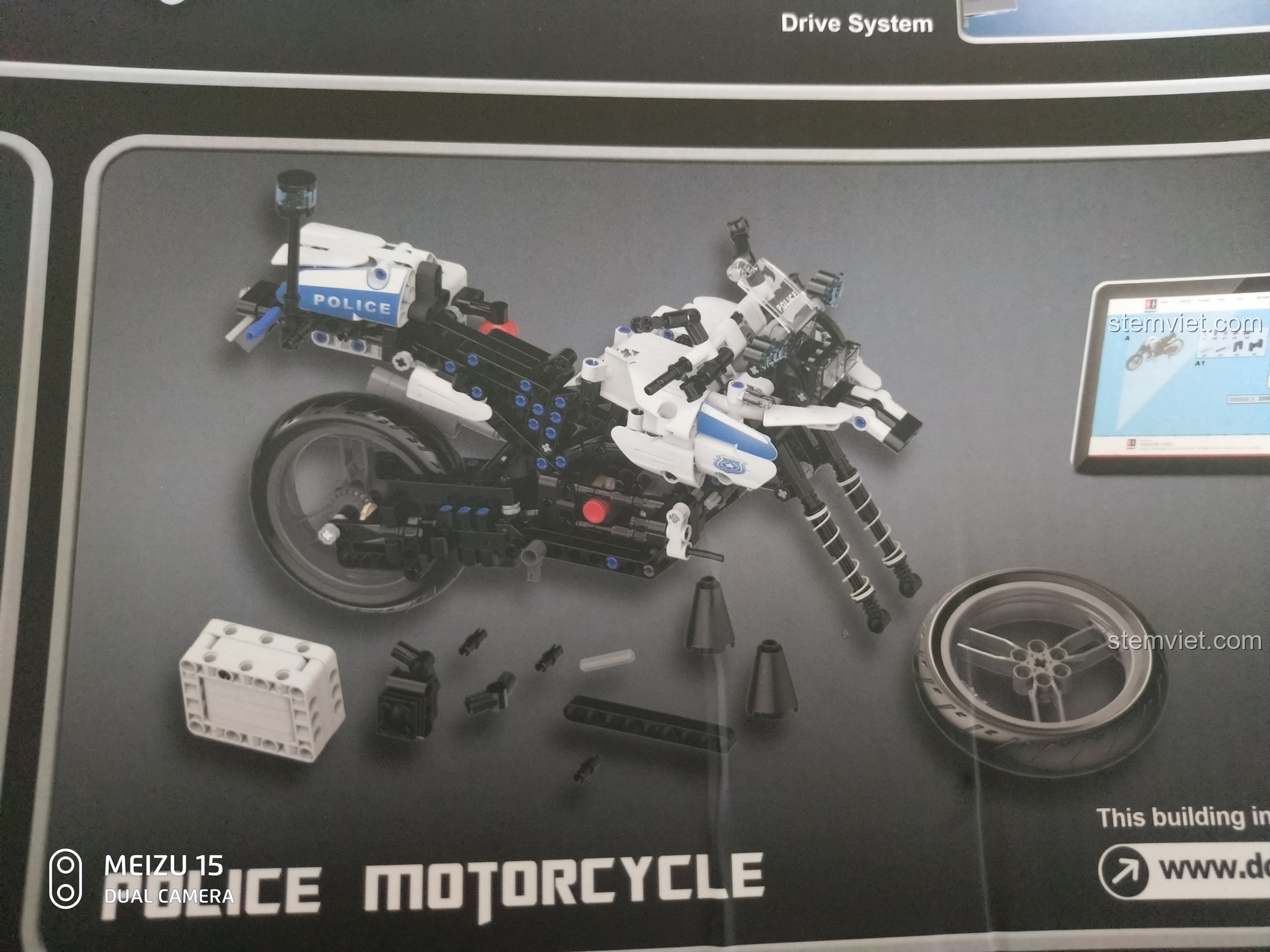 Các bộ phận động cơ L, hộp pin và chi tiết màu trắng của bộ lắp ráp CaDA C51023 BMW Police Motorcycle.