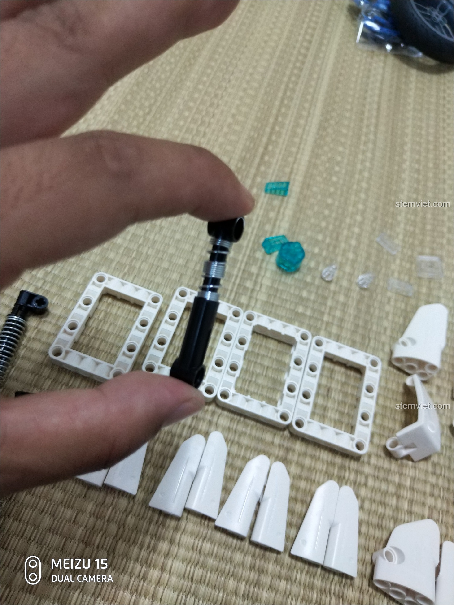 Chi tiết vòm bánh sau của bộ lắp ráp CaDA C51023 BMW Police Motorcycle.