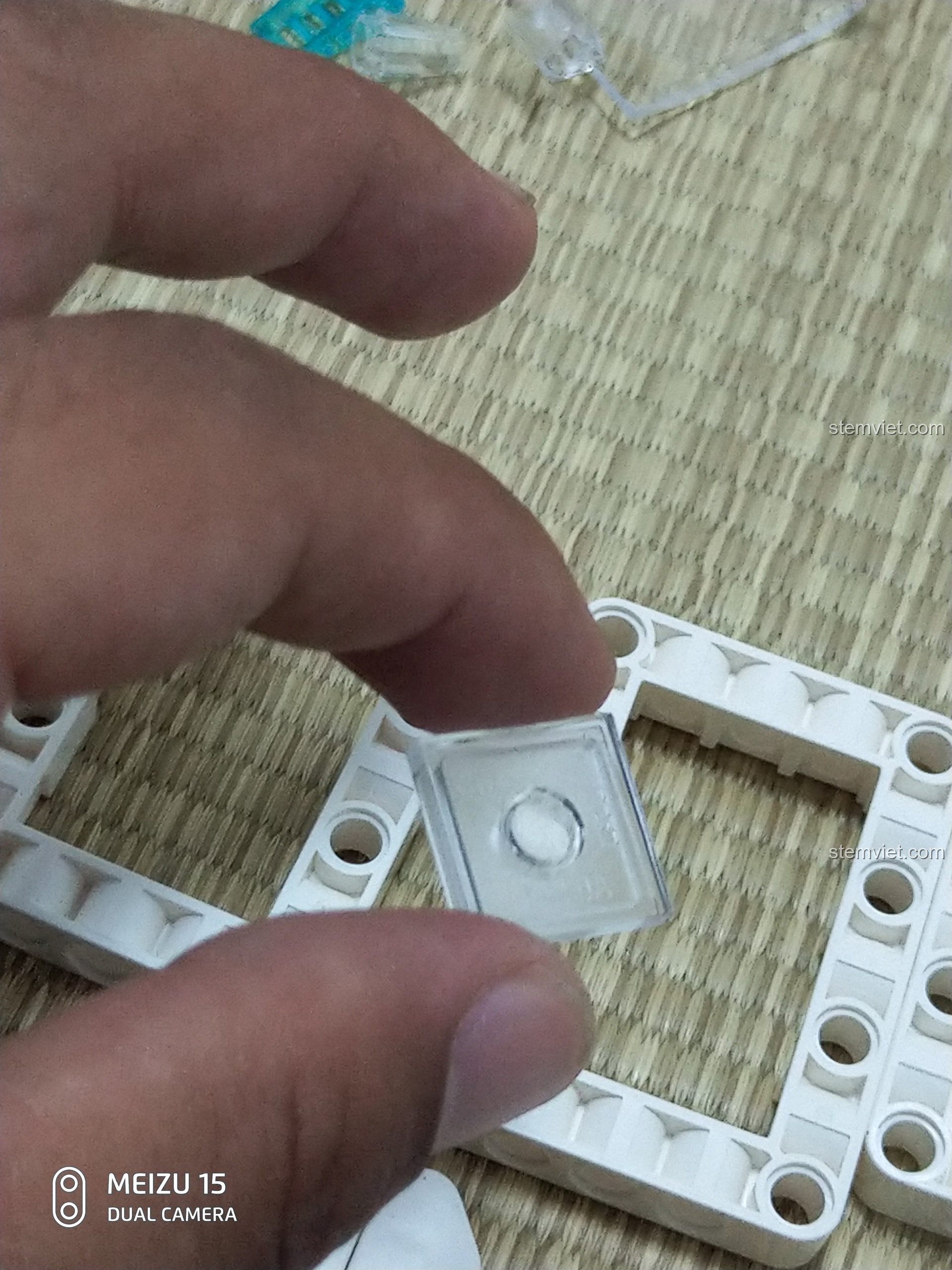 Chi tiết giảm xóc sau của bộ lắp ráp CaDA C51023 BMW Police Motorcycle.