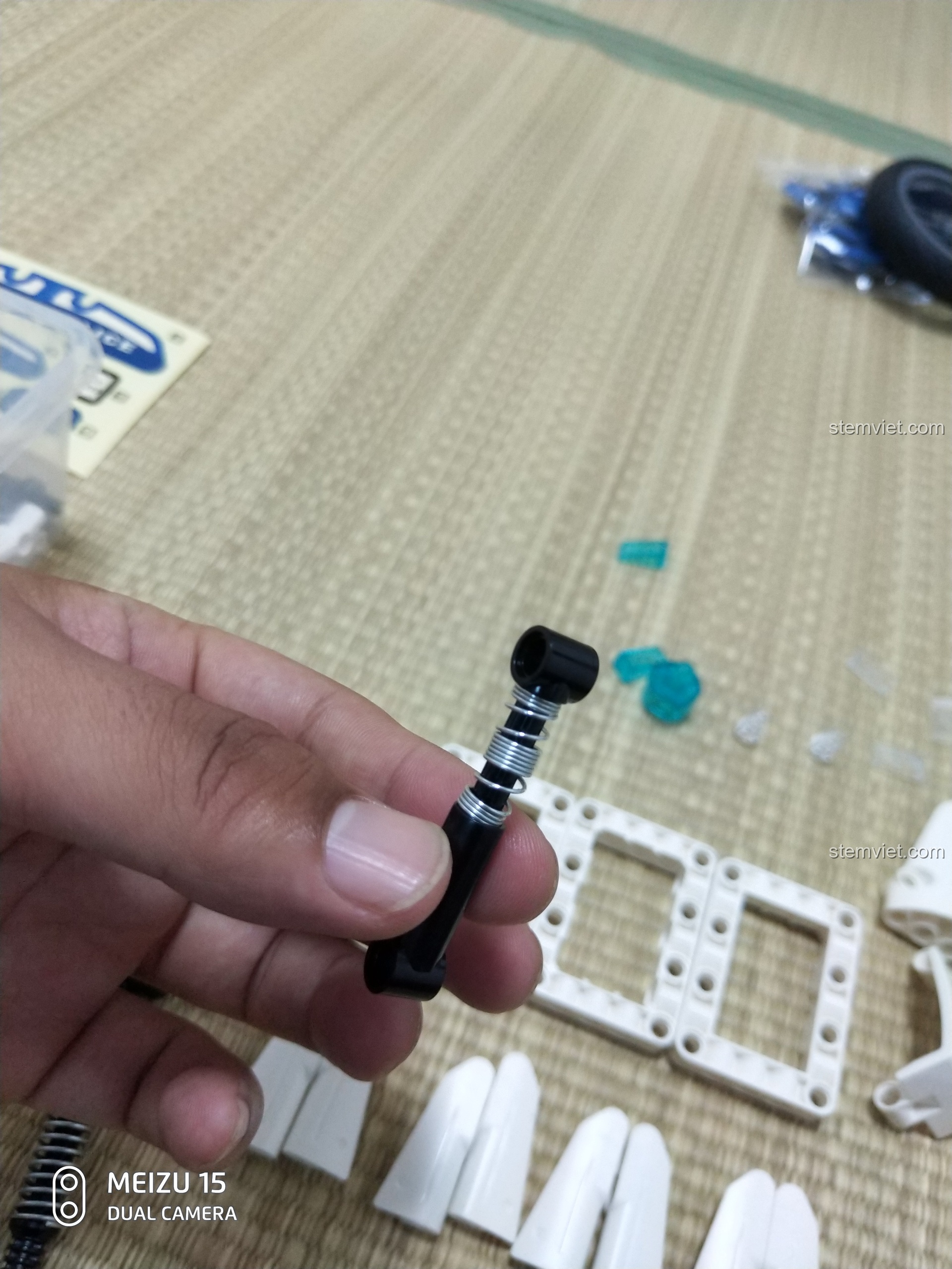 Chi tiết thùng đồ, bình cứu hỏa và đèn cảnh báo phía sau của bộ lắp ráp CaDA C51023 BMW Police Motorcycle.