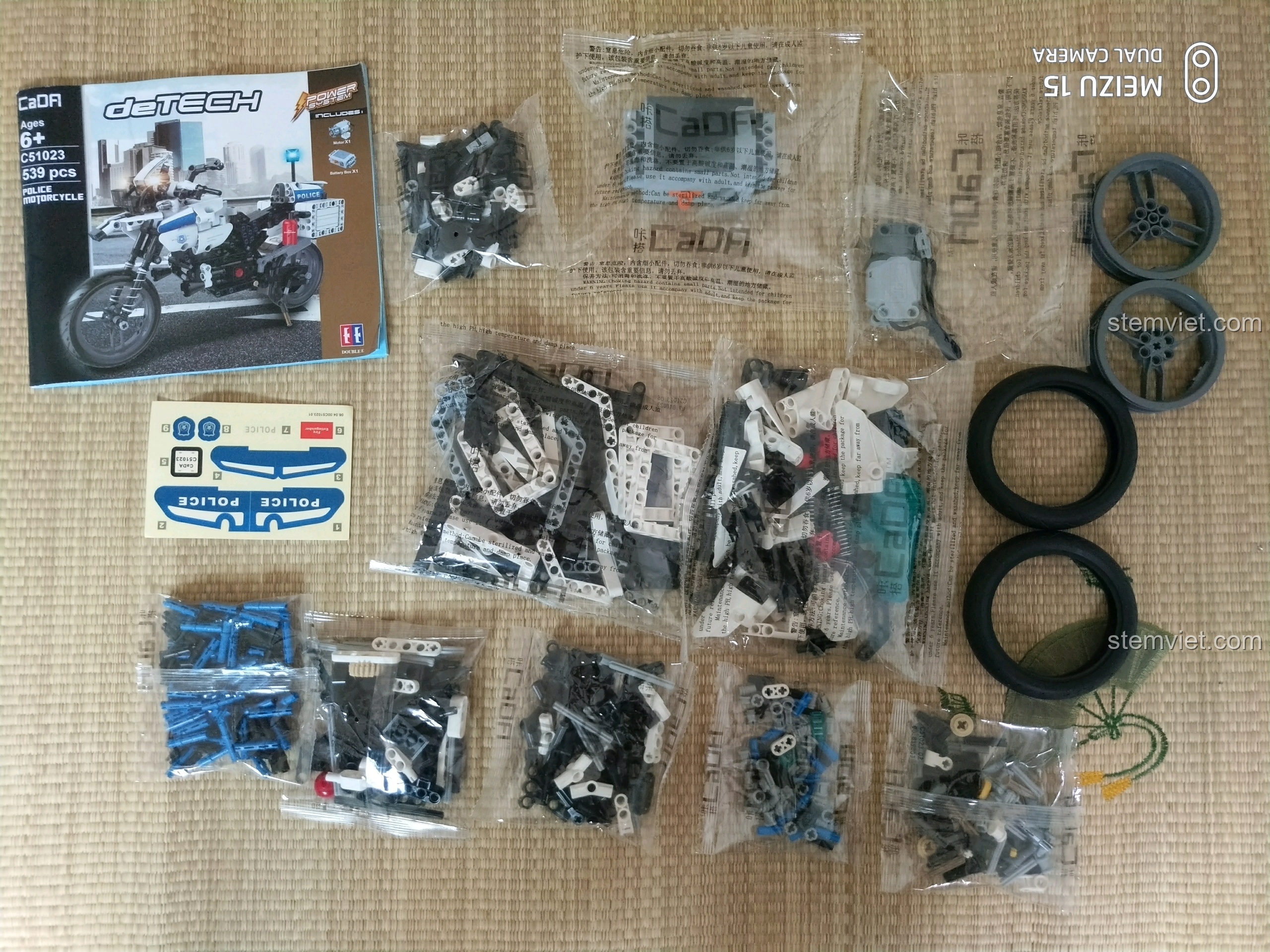 Lắp ráp bánh sau và trục truyền động cho bộ CaDA C51023 BMW Police Motorcycle.