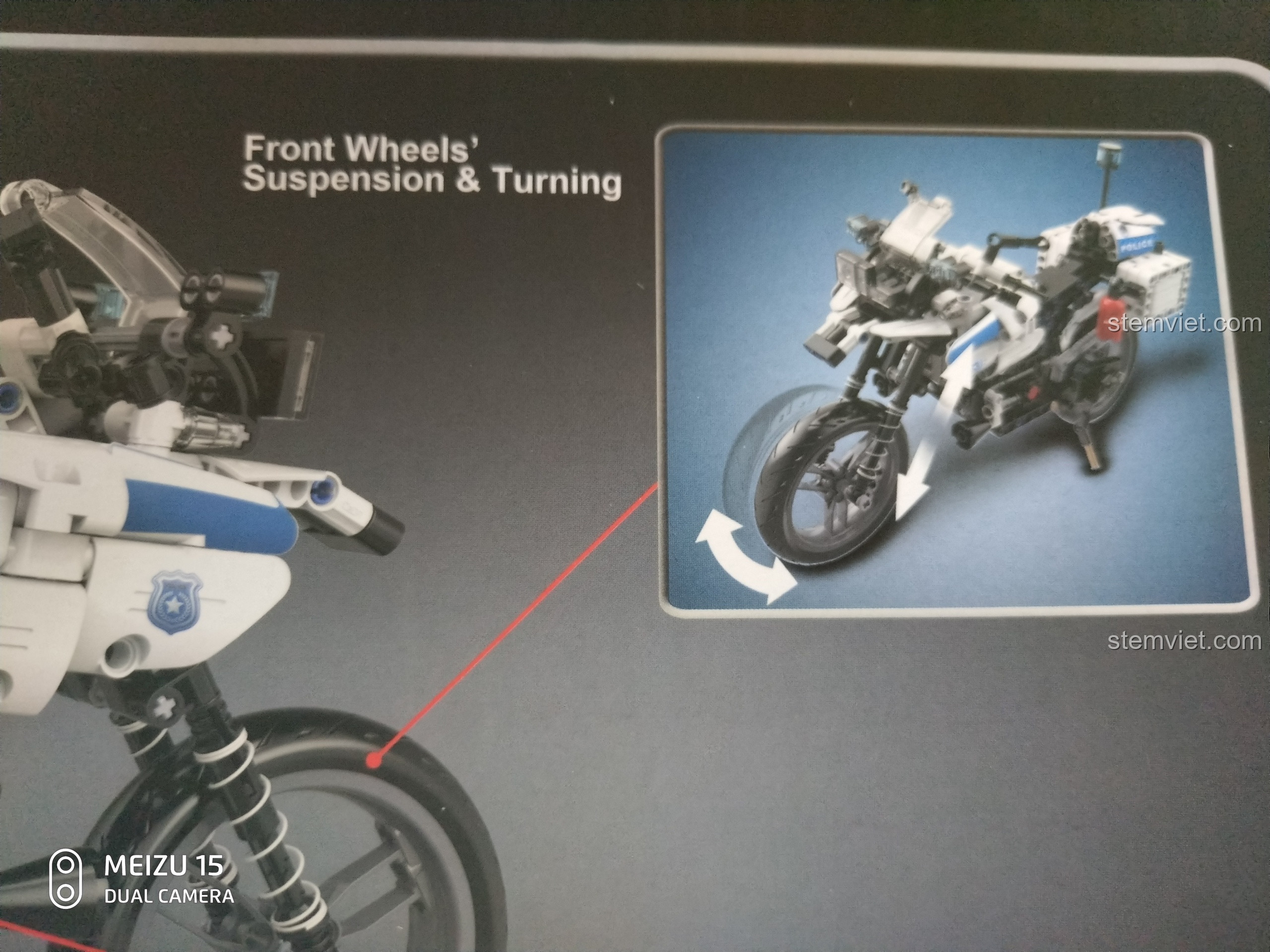 So sánh lò xo giảm xóc đen và xanh của bộ lắp ráp CaDA C51023 BMW Police Motorcycle.