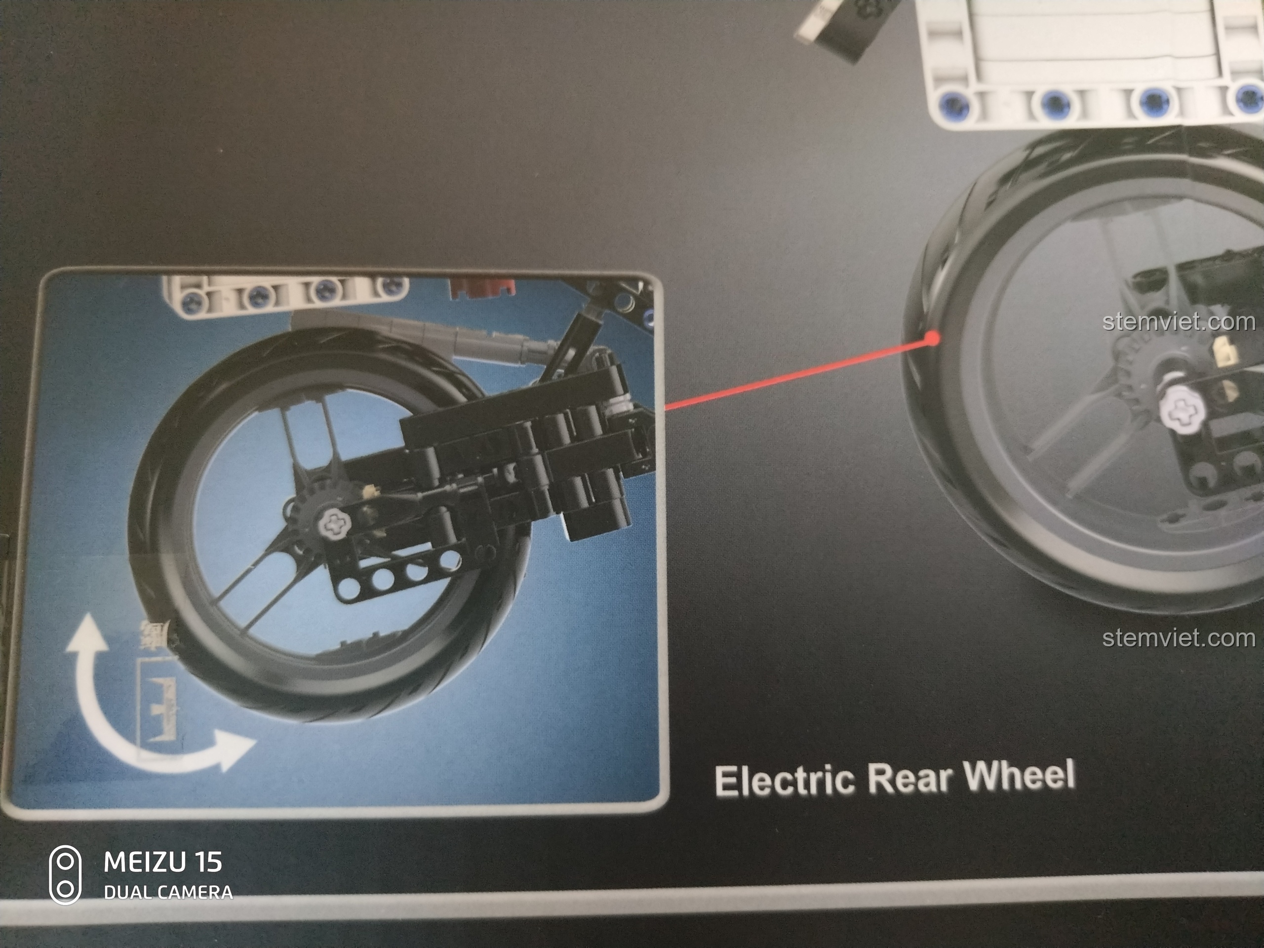 Lốp xe và vành của bộ lắp ráp CaDA C51023 BMW Police Motorcycle.