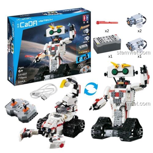 Cận cảnh bộ điều khiển từ xa của bộ lắp ráp Robot KAKA CaDA C51027, được cầm trên tay để thấy rõ kích thước. Món đồ chơi cho bé trai 6 tuổi giá rẻ.