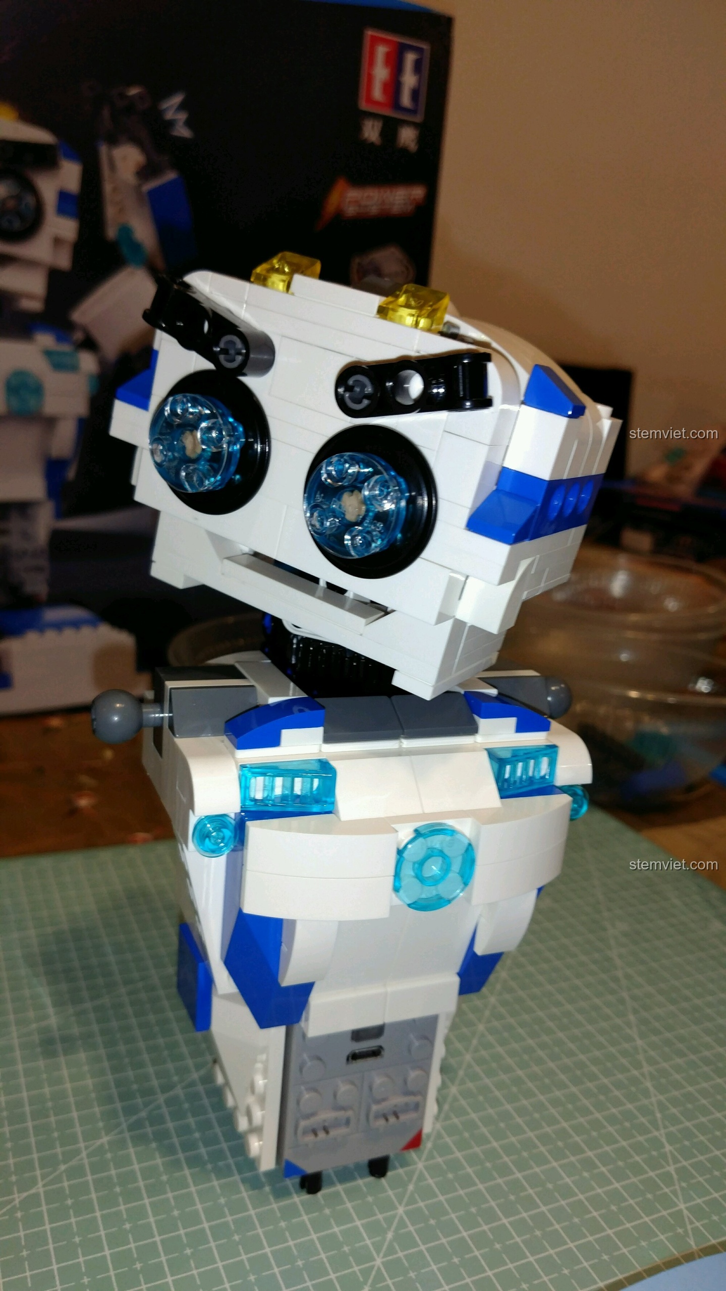 Điều chỉnh lông mày của Robot DADA C51028 để tạo ra biểu cảm giận dữ.