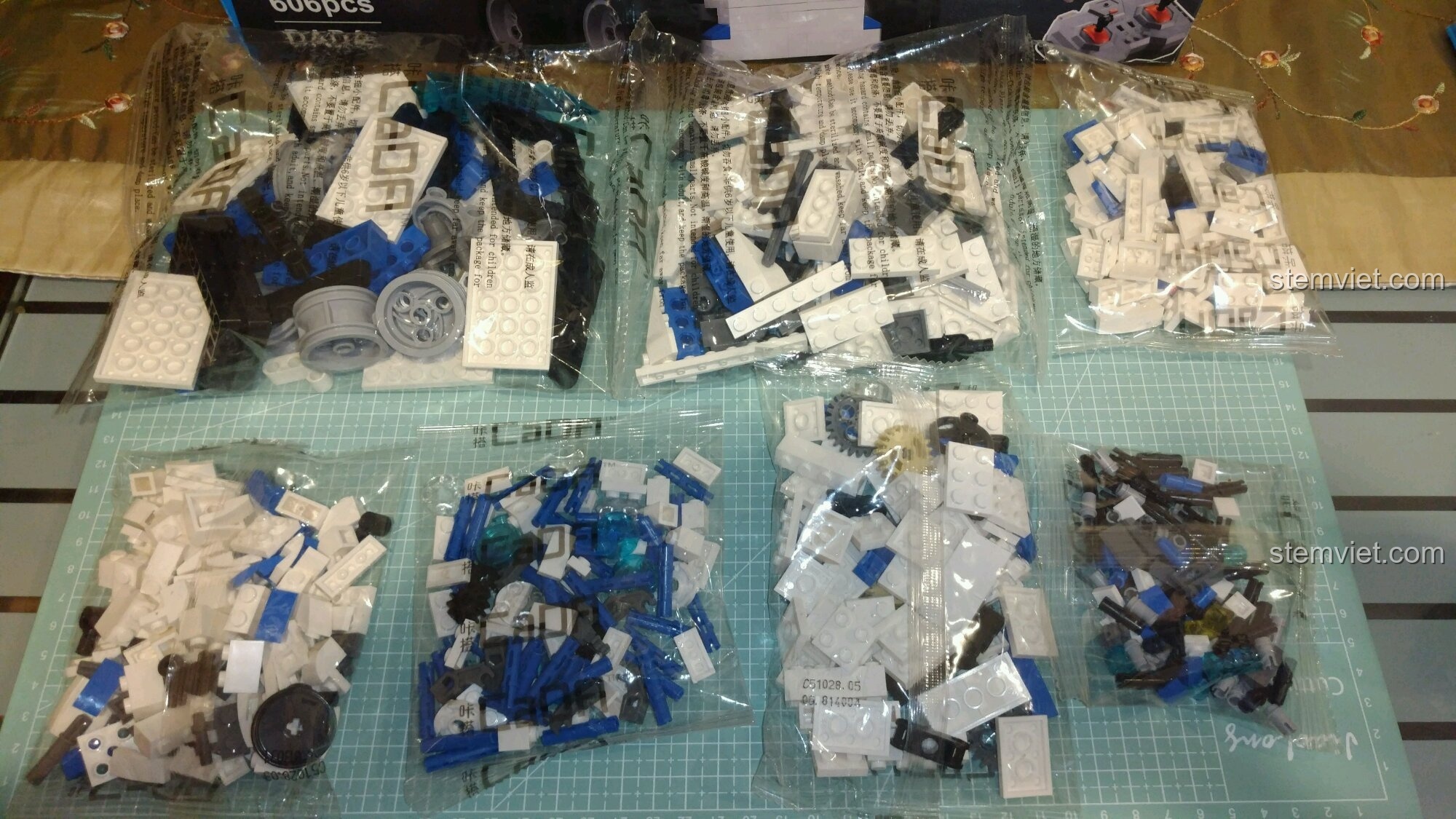 Các túi mảnh ghép được đánh số của bộ CaDA C51028 Robot DADA được trải ra để chuẩn bị lắp ráp.