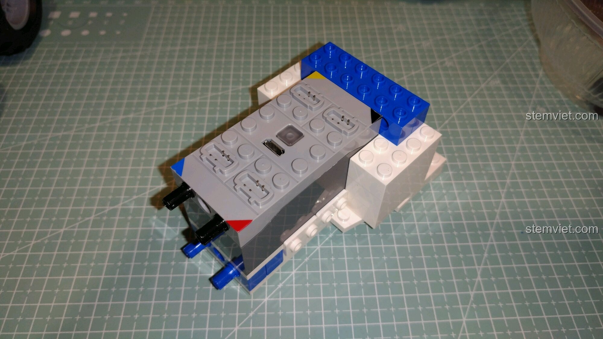 Đặt hộp pin sạc vào bên trong khoang chứa của thân Robot DADA C51028.