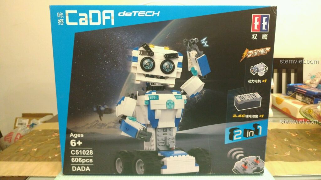 Mặt trước hộp bộ lắp ghép CaDA C51028 Robot DADA Điều Khiển Từ Xa, hiển thị hình ảnh robot màu trắng xanh và các tính năng.