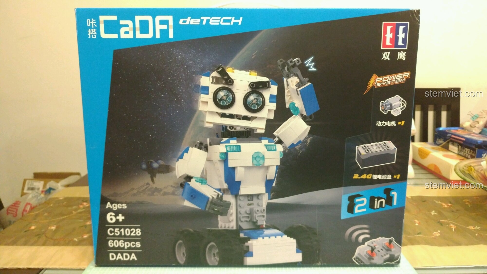 Mặt trước hộp bộ lắp ghép CaDA C51028 Robot DADA Điều Khiển Từ Xa, hiển thị hình ảnh robot màu trắng xanh và các tính năng.