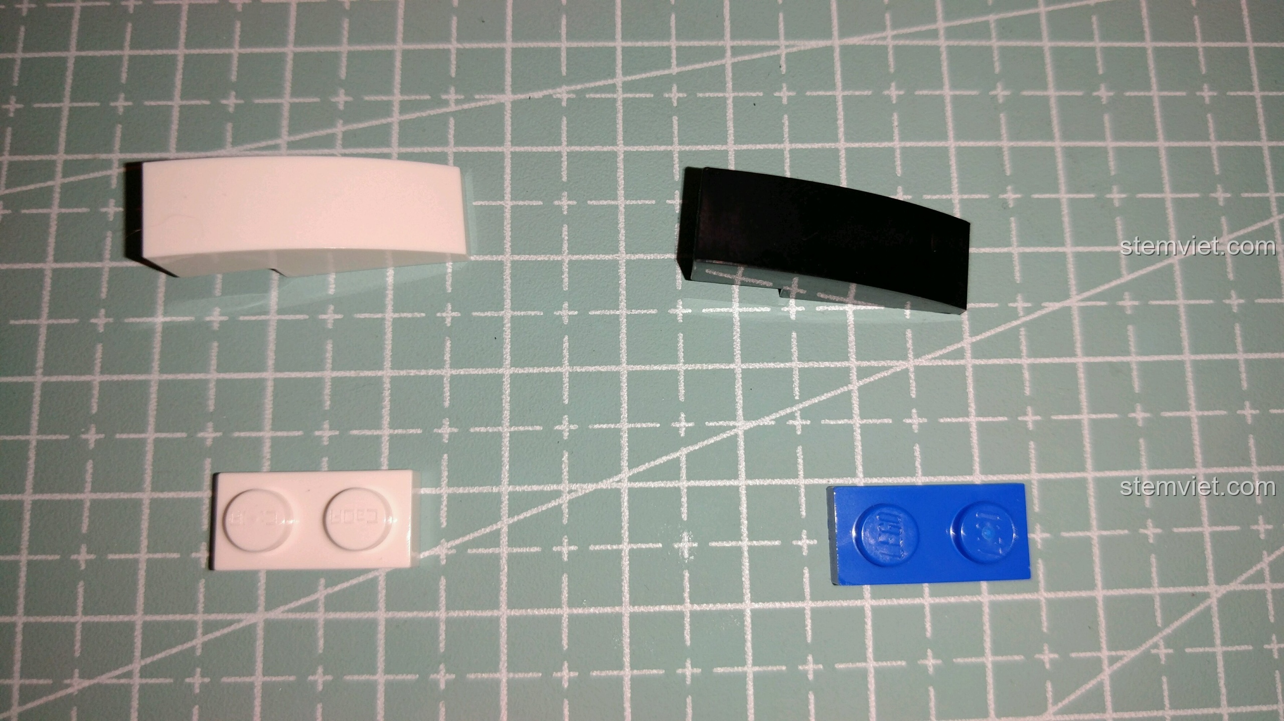 So sánh các mảnh ghép dạng cong và mảnh 2x1 giữa CaDA và LEGO, cho thấy độ hoàn thiện cao.