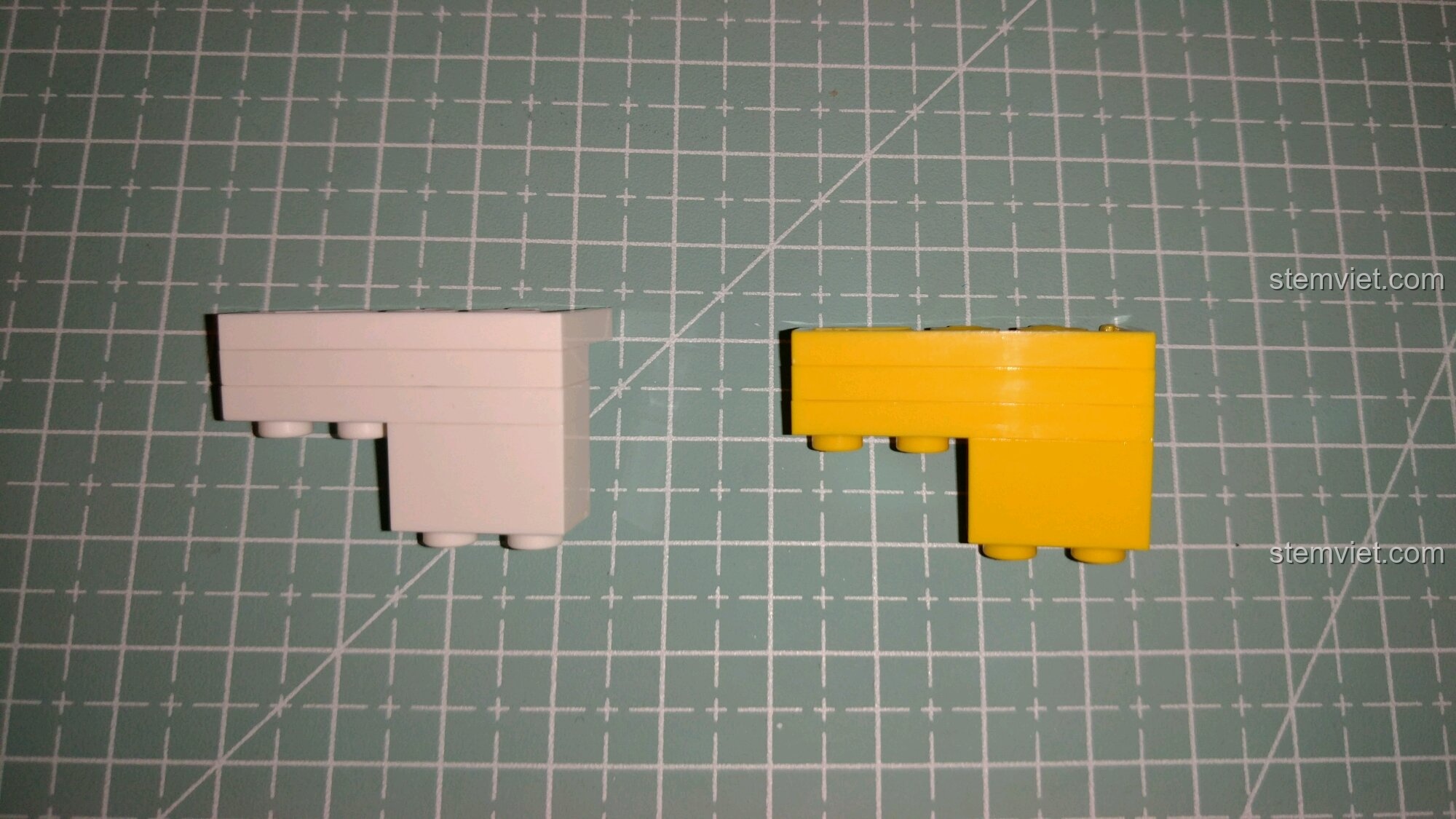 So sánh hai khối được lắp từ nhiều mảnh ghép của CaDA và LEGO, cho thấy độ khít hoàn hảo.