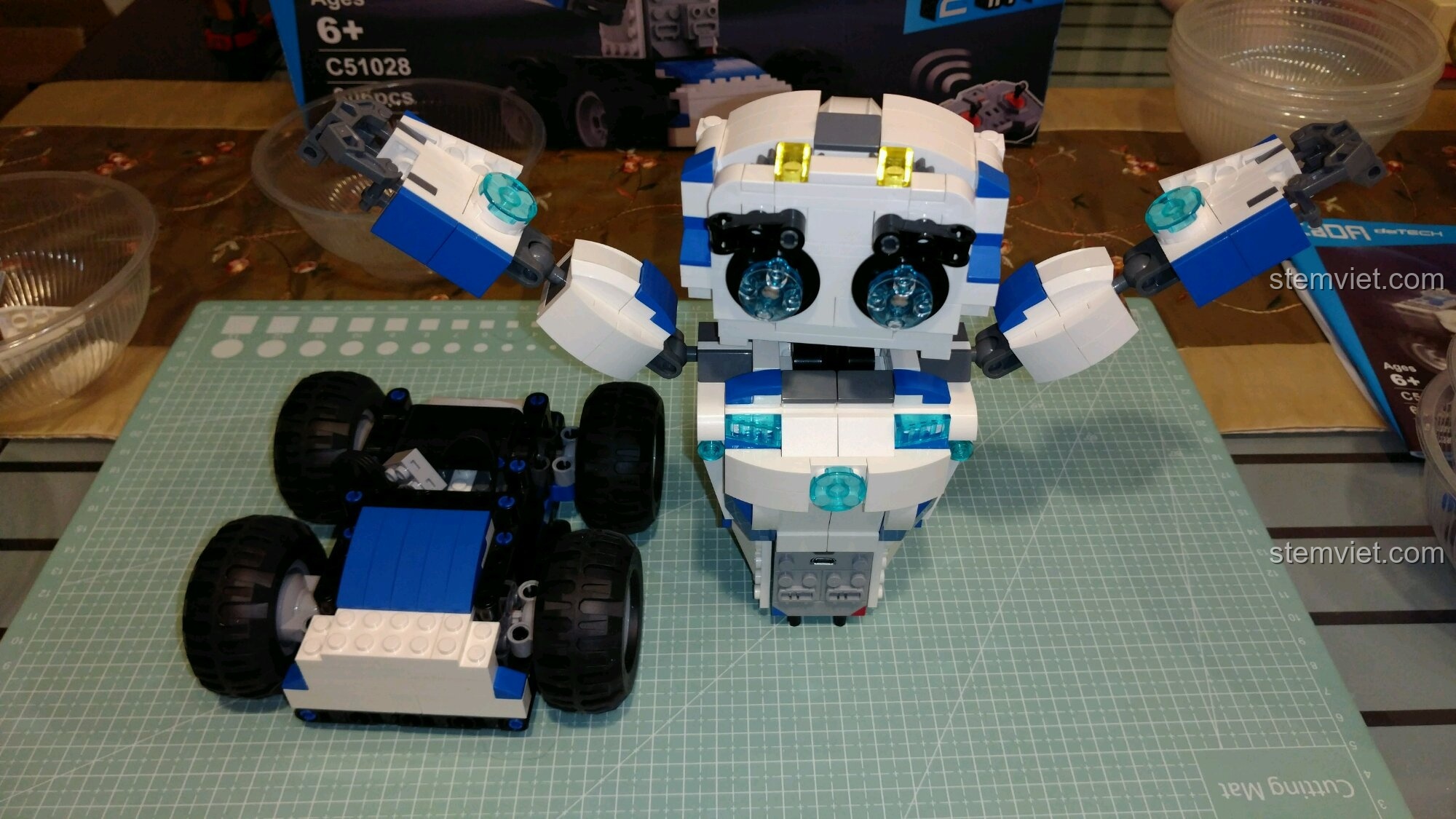 Robot DADA C51028 đã được lắp ráp hoàn chỉnh, đang giơ tay chào.