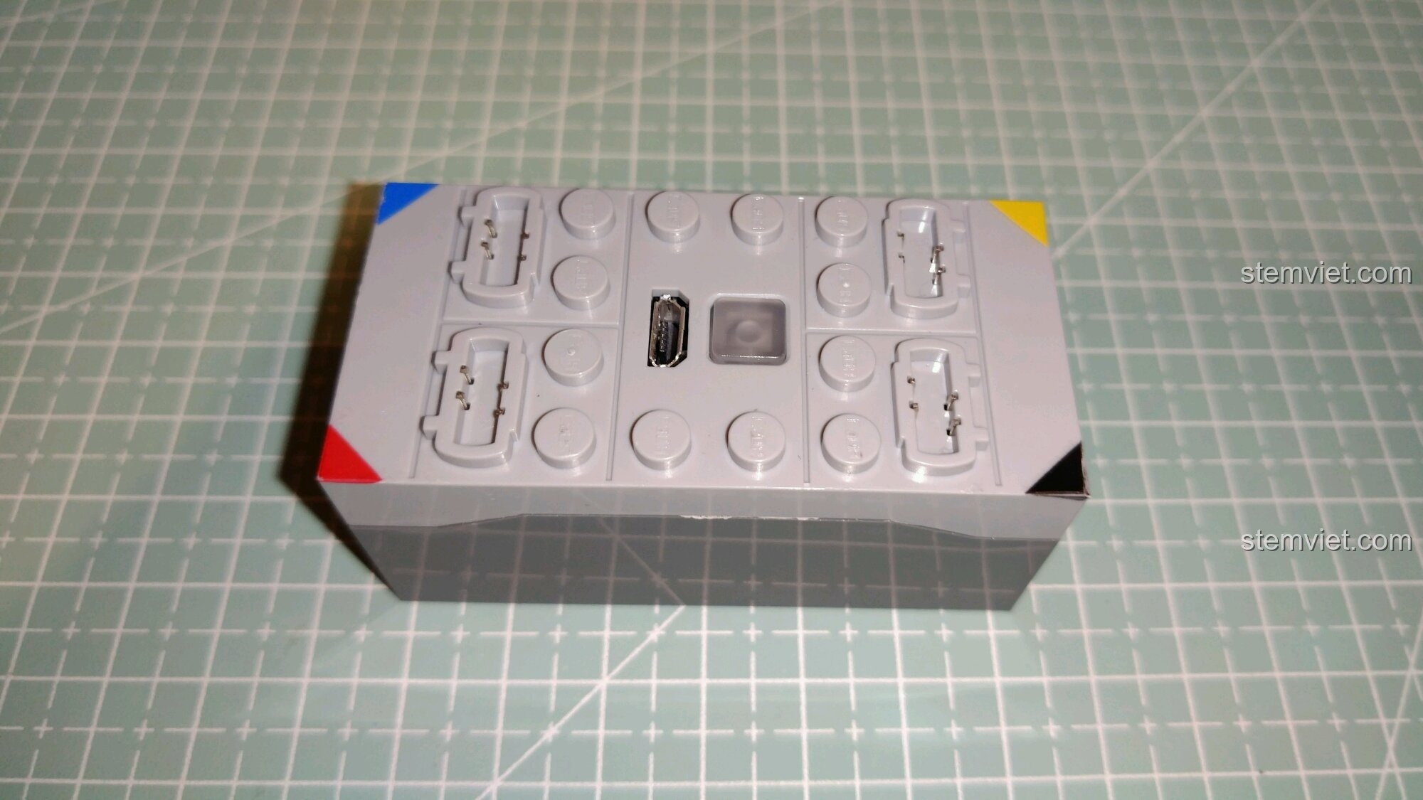 Hộp pin sạc lại của bộ CaDA C51028 Robot DADA với cổng sạc micro USB và các cổng kết nối.