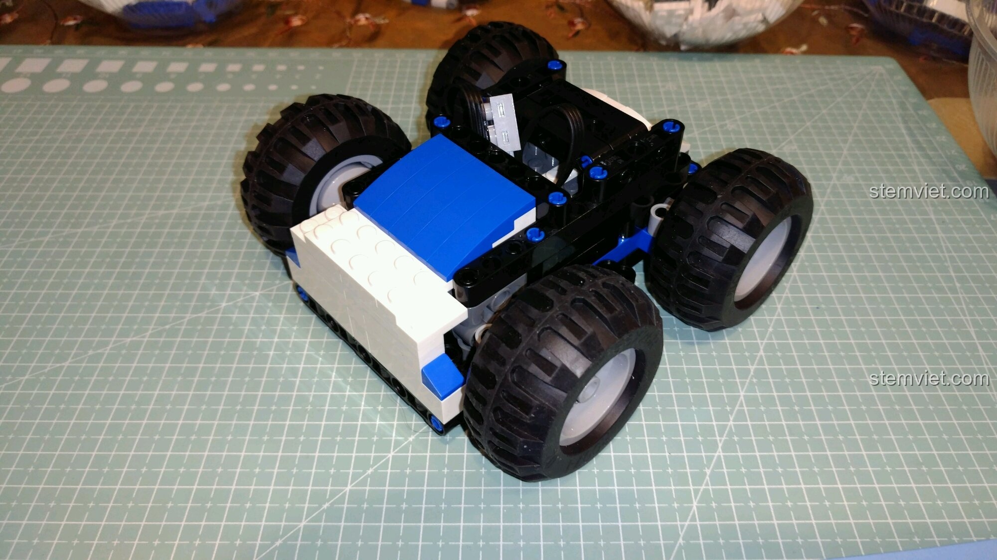 Phần đế xe của Robot DADA C51028 sau khi đã được lắp bốn bánh xe lớn, sẵn sàng di chuyển.