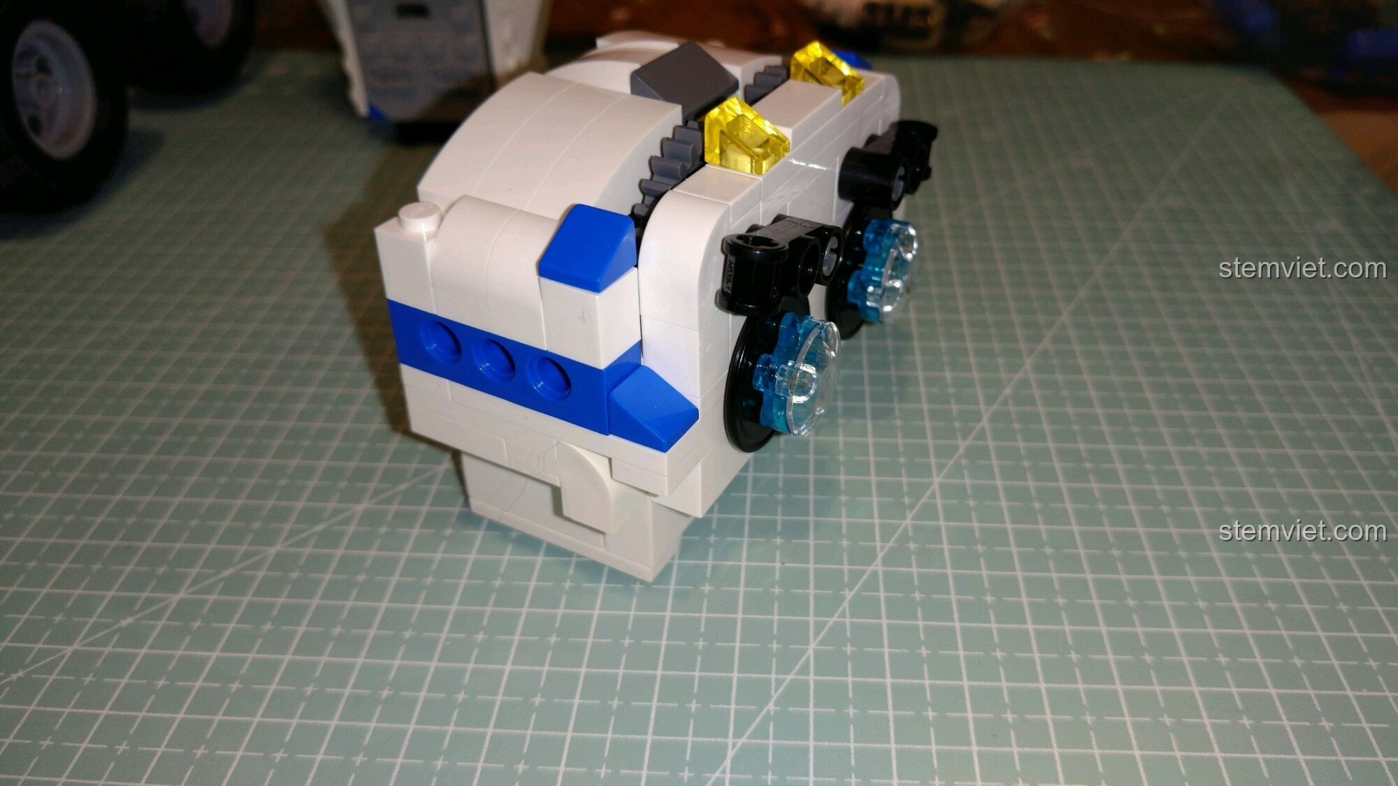 Lắp đầu vào thân của Robot DADA C51028, tạo thành một khối hoàn chỉnh.