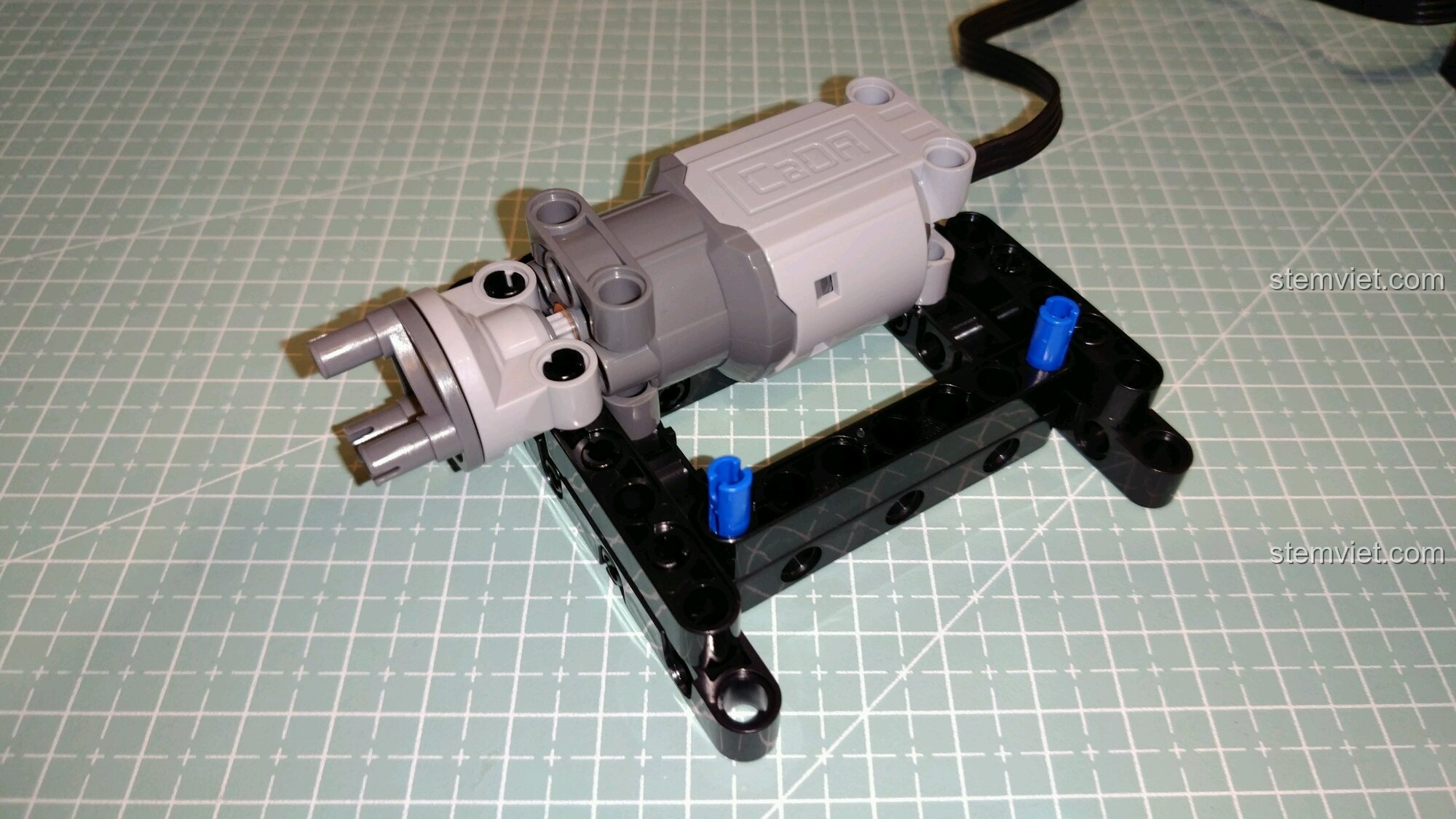 Động cơ L-motor được lắp vào khung Technic của Robot DADA C51028.