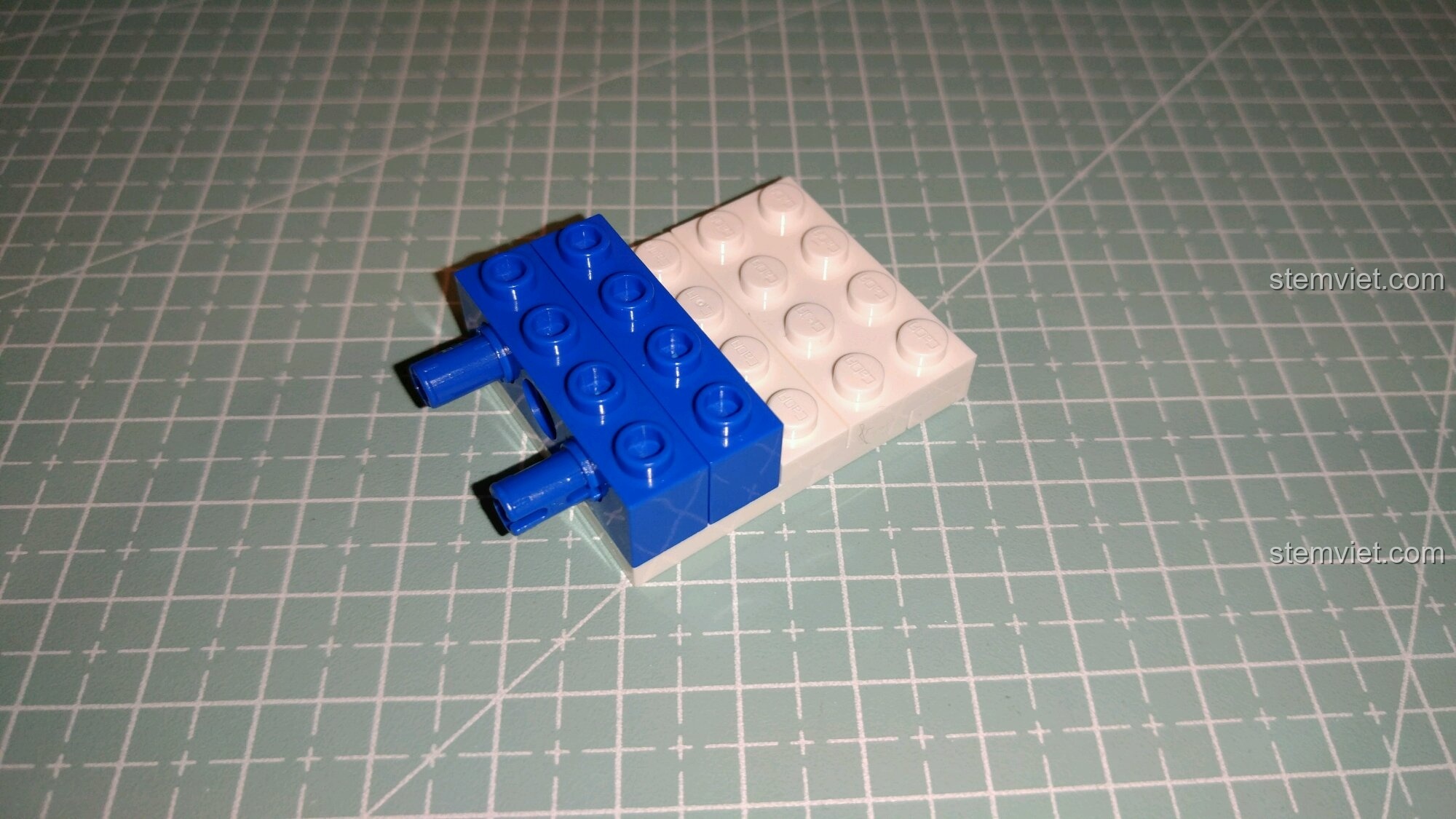 Lắp ráp phần thân trên của Robot DADA C51028, bắt đầu với các khối màu trắng và xanh.