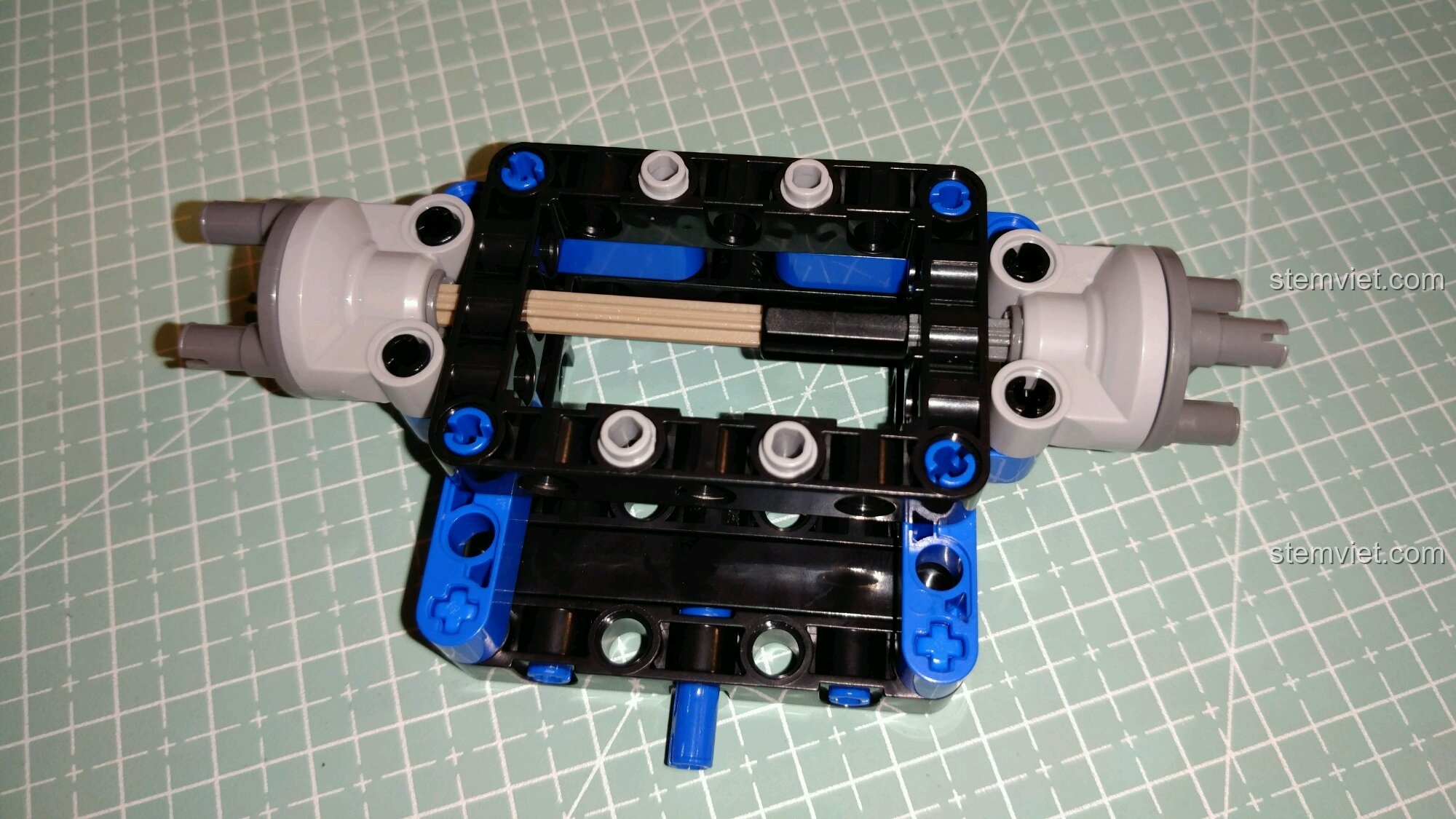 Gắn các trục và khớp nối vào khung gầm của Robot DADA trong quá trình lắp ráp bộ CaDA C51028.