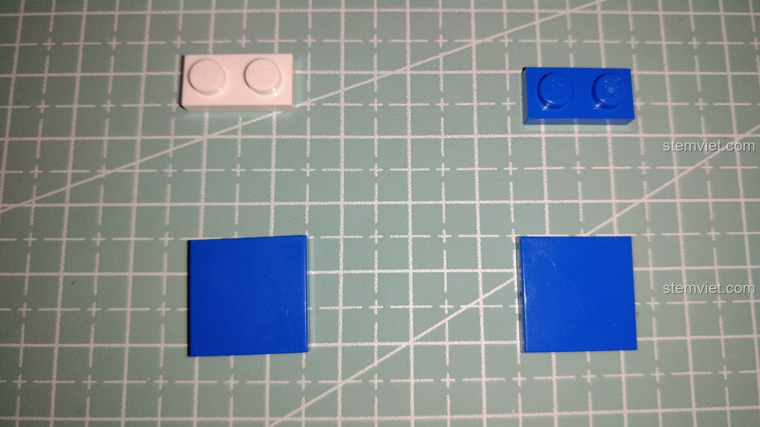 So sánh các mảnh ghép 2x2 và 2x1 giữa CaDA và LEGO, có thể thấy logo trên các nốt gạch.