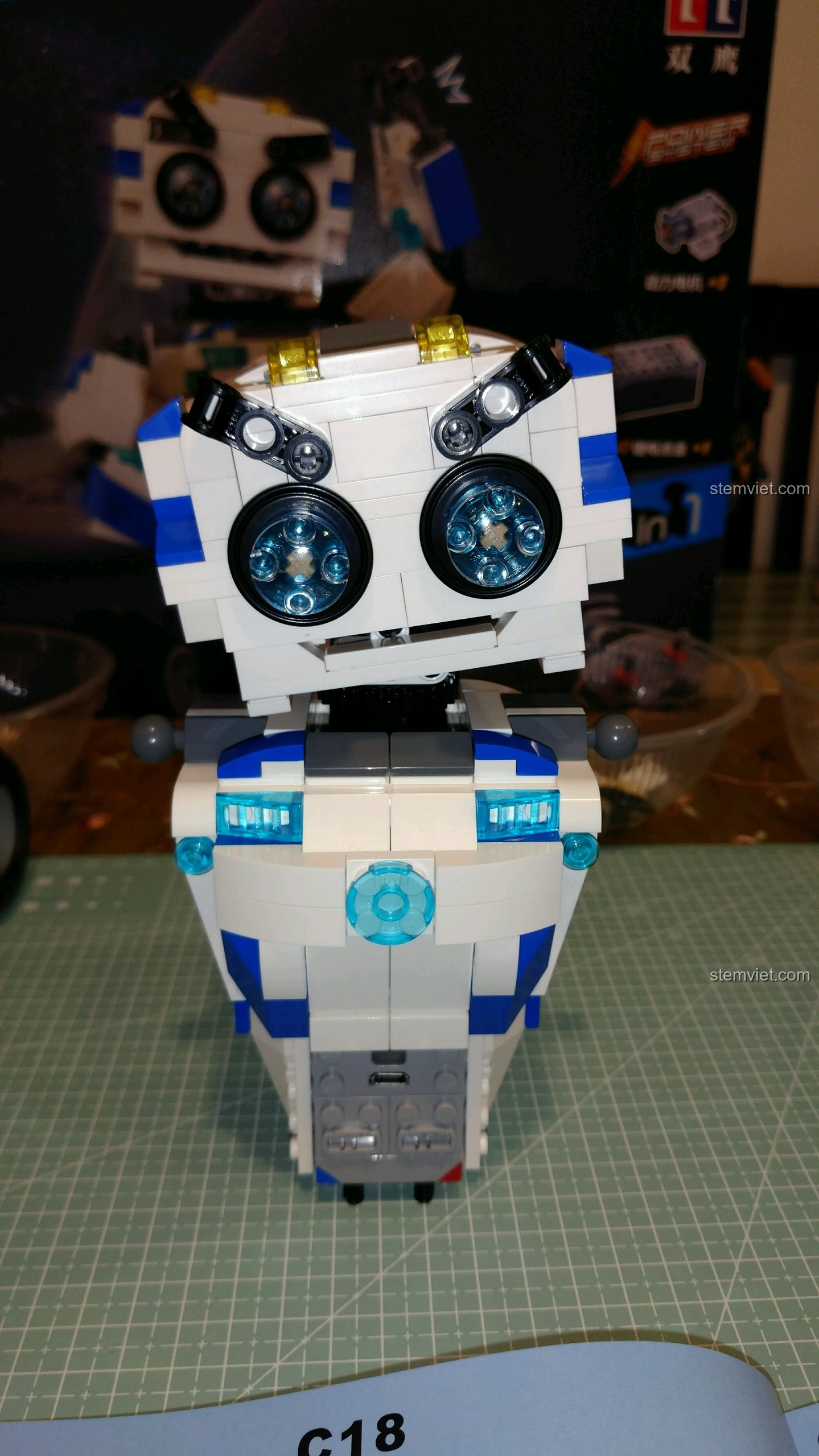 Robot DADA C51028 nghiêng đầu qua trái, thể hiện cơ chế chuyển động của mắt và lông mày.